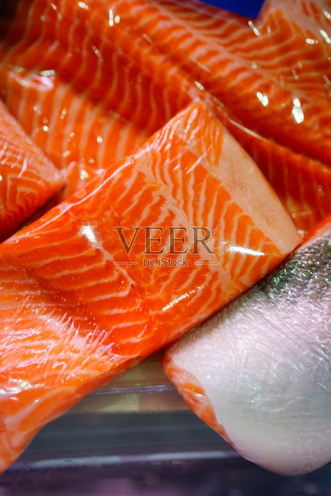 塑料包装的新鲜鲑鱼照片摄影图片