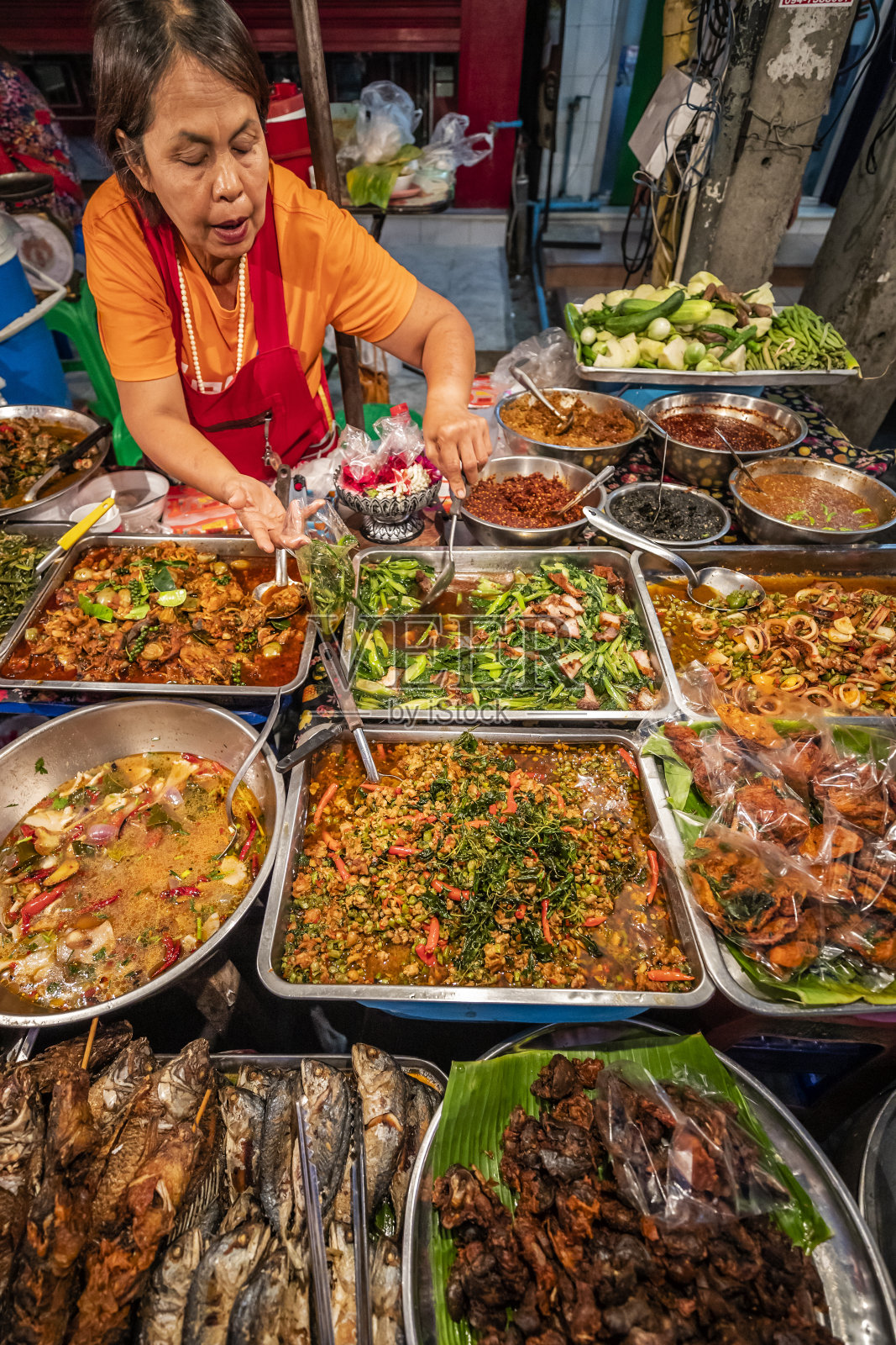 泰国清迈夜市上的泰国街头小吃摊照片摄影图片