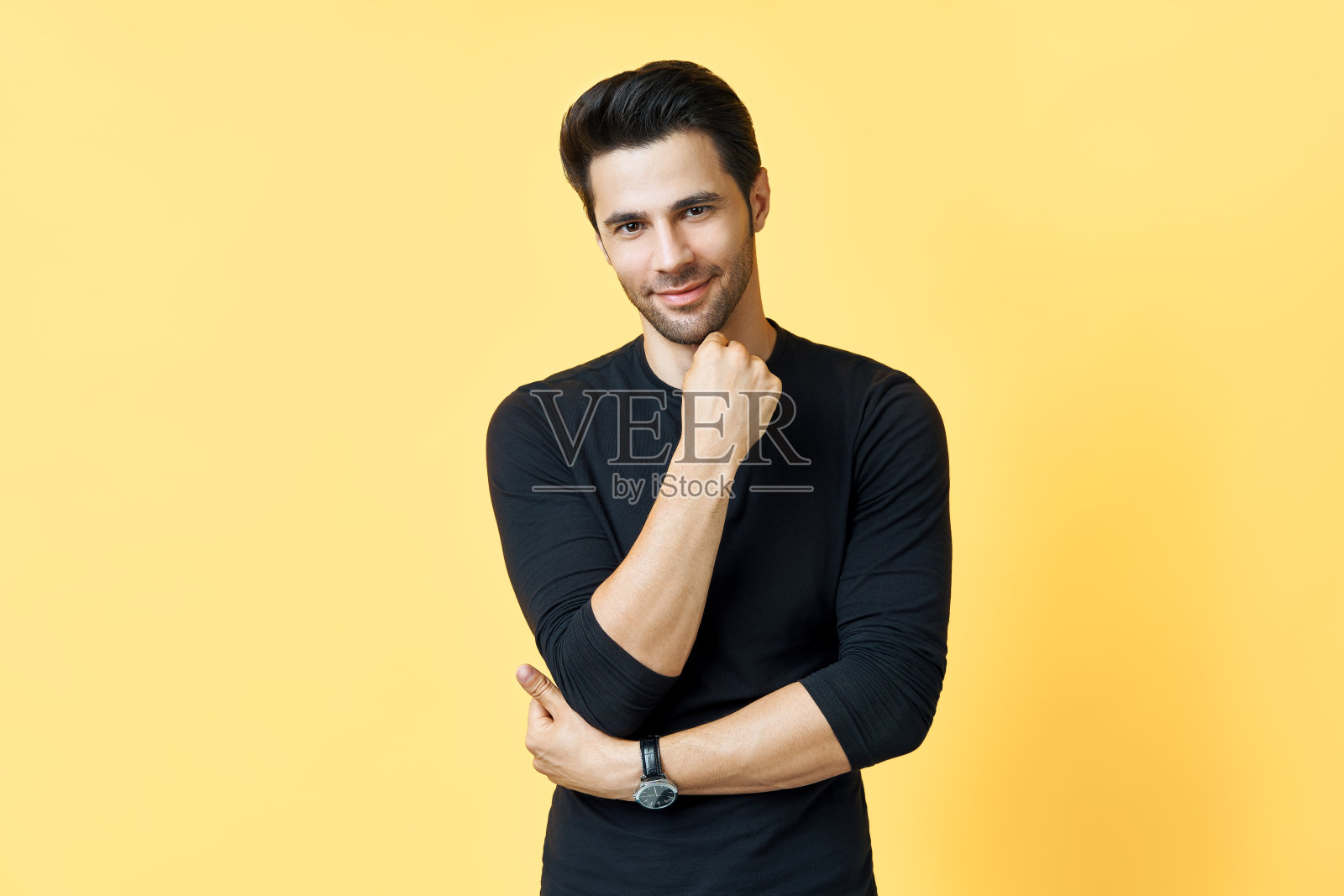 黄色背景上的沉思微笑的男人肖像照片摄影图片
