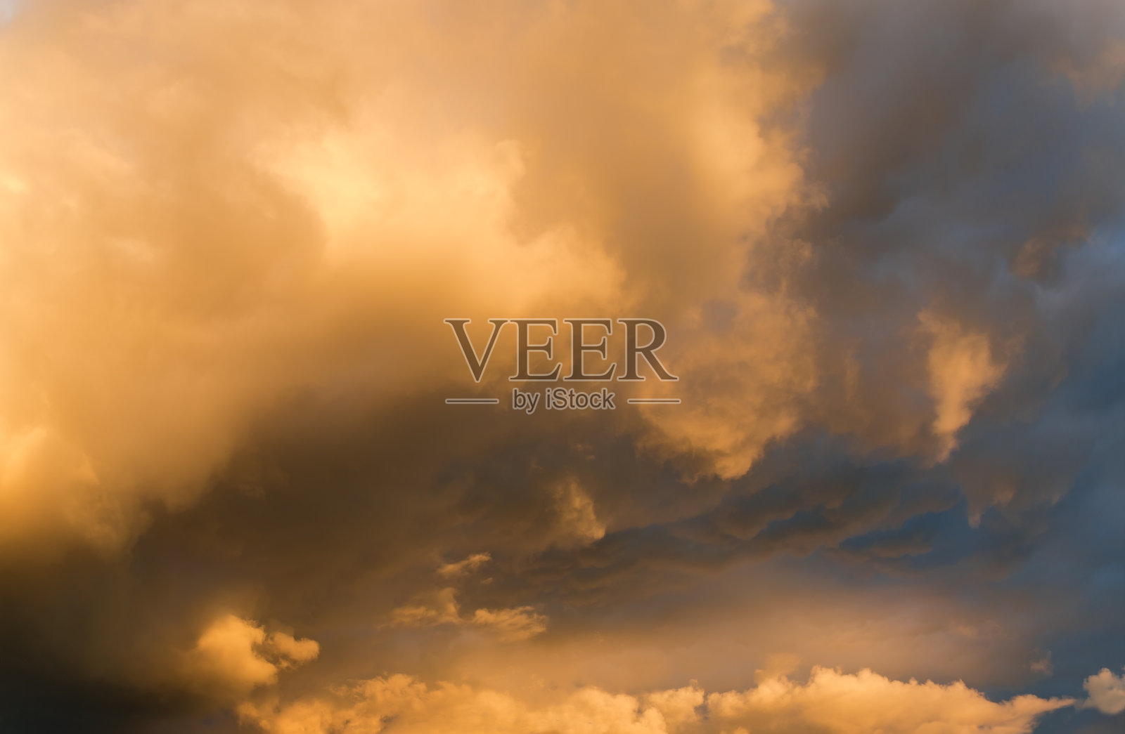 日落时天空中有积云和雨云的部分照片摄影图片