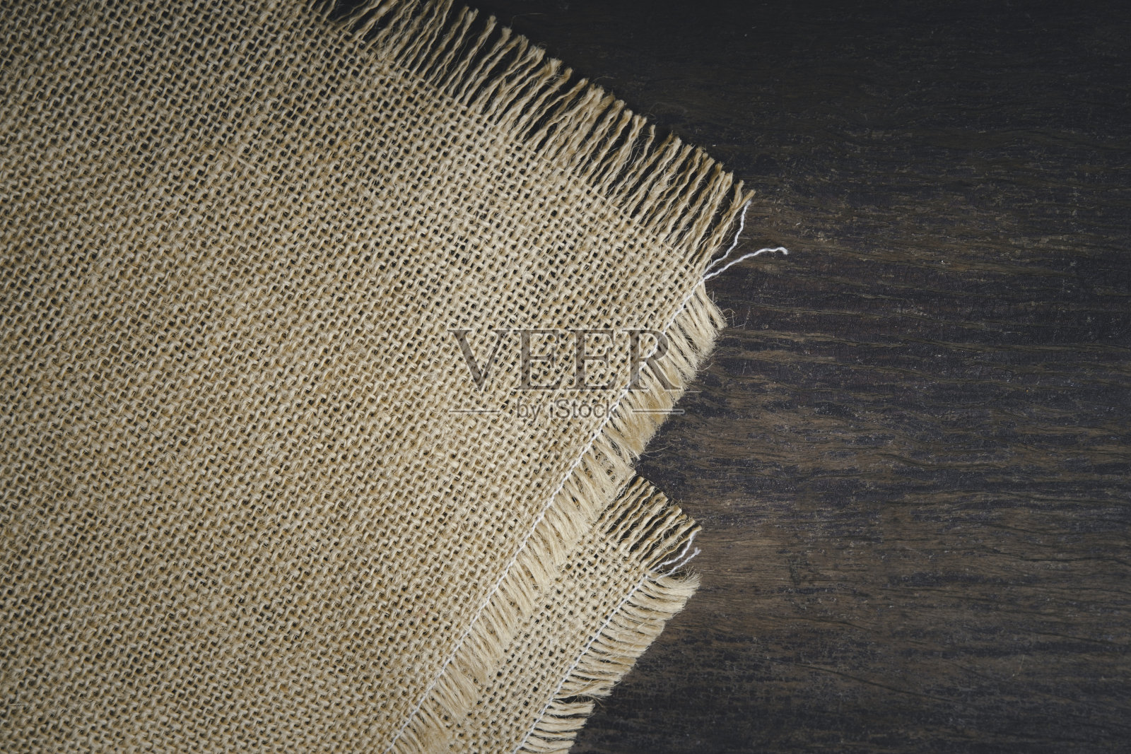 复古麻袋桌布上的旧深色木制桌子纹理平铺顶视图产品展示照片摄影图片
