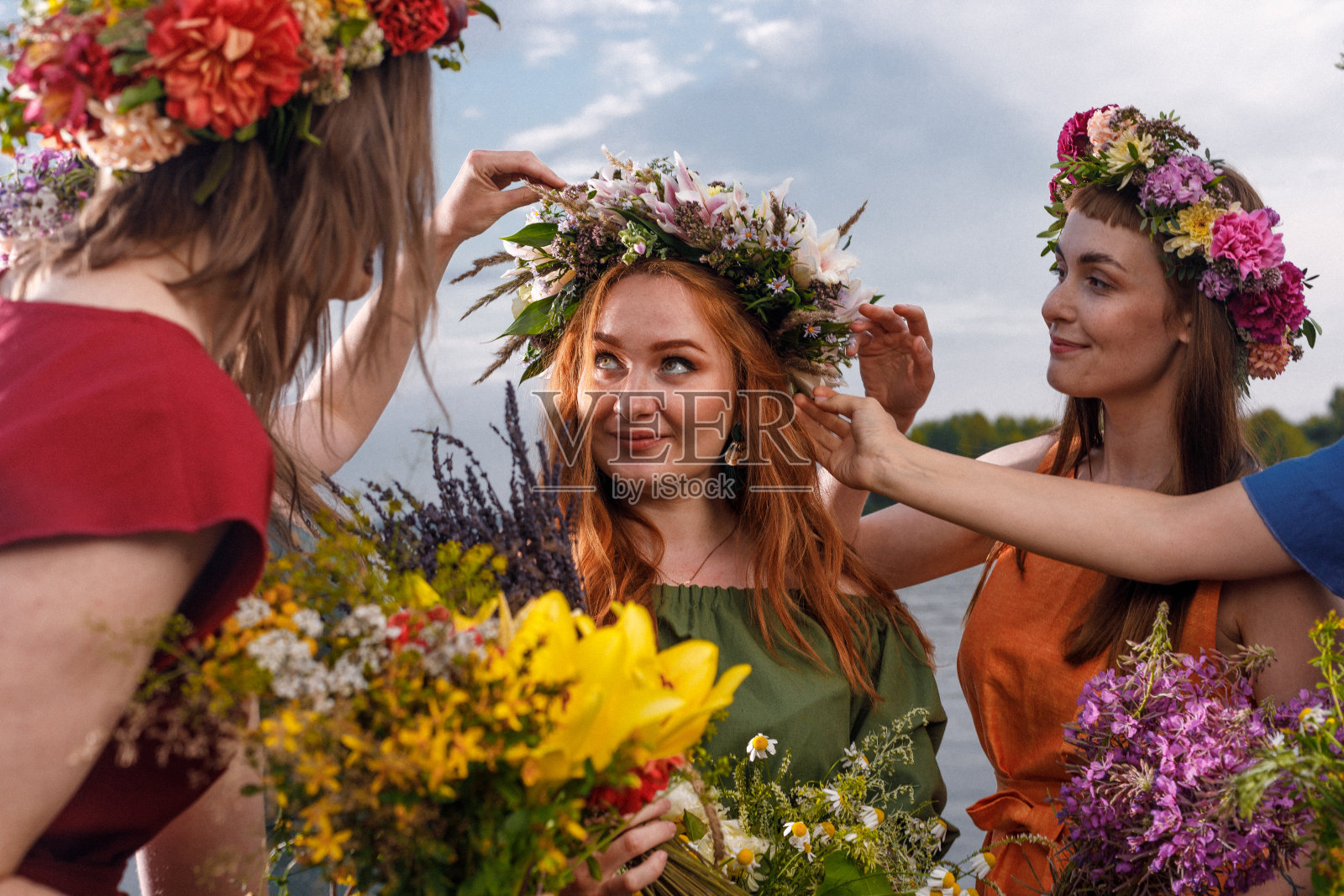 大自然中戴着花环的可爱女孩。古代异教起源的庆祝概念。夏至日。中期的夏天。古老的仪式。照片摄影图片
