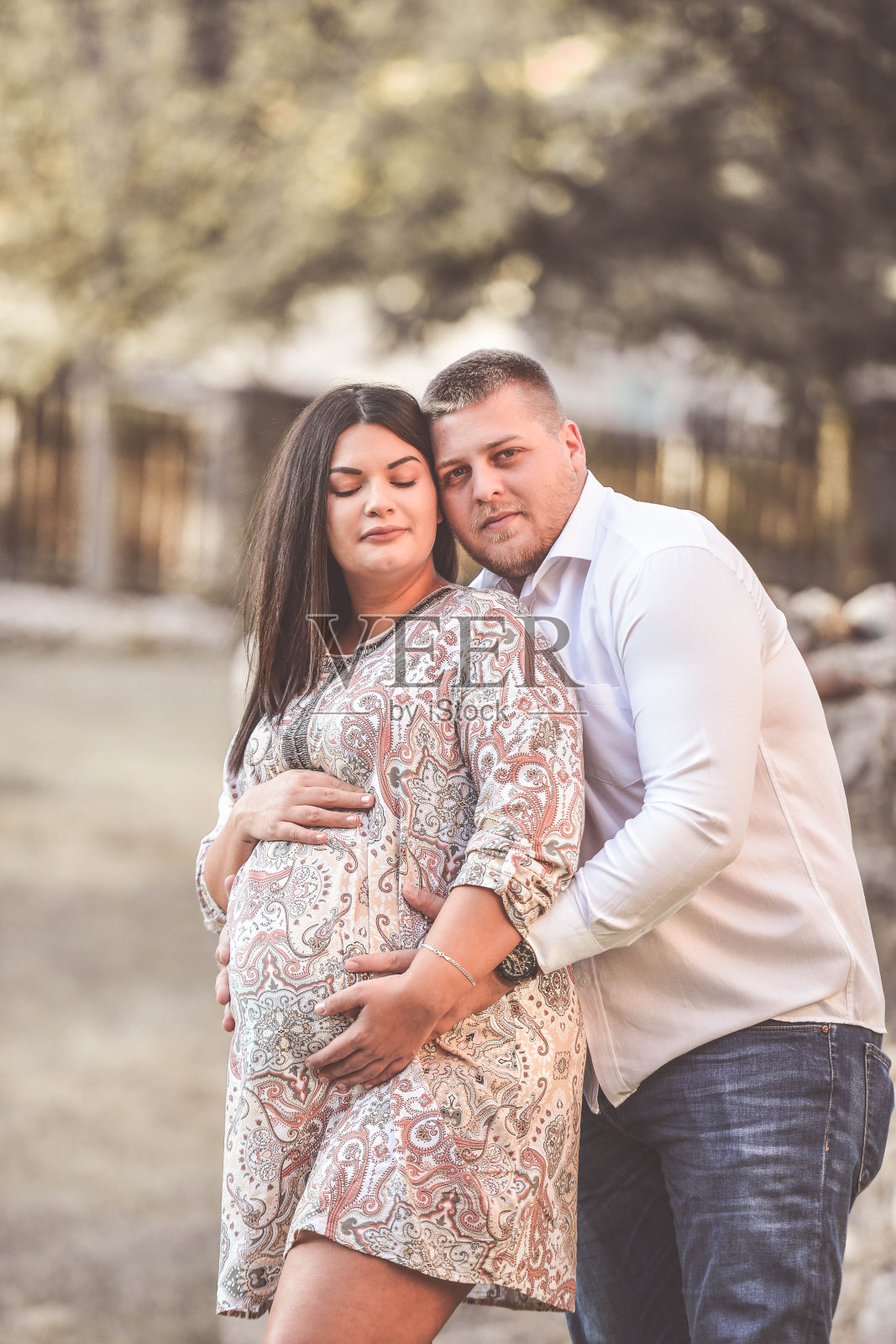 新父母享受怀孕照片摄影图片