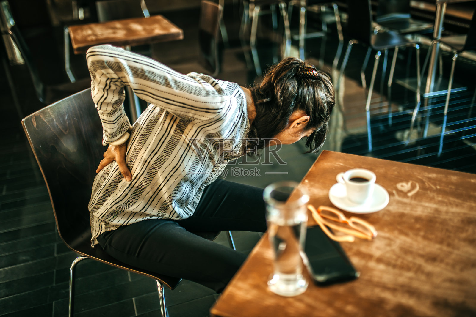 背部疼痛照片摄影图片