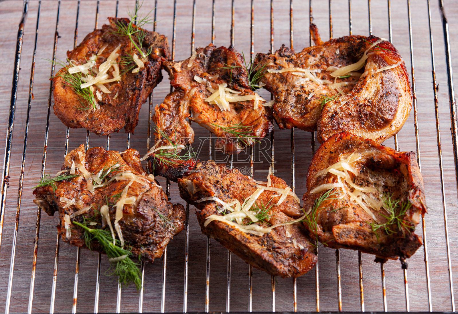 烤猪排配蔬菜串照片摄影图片