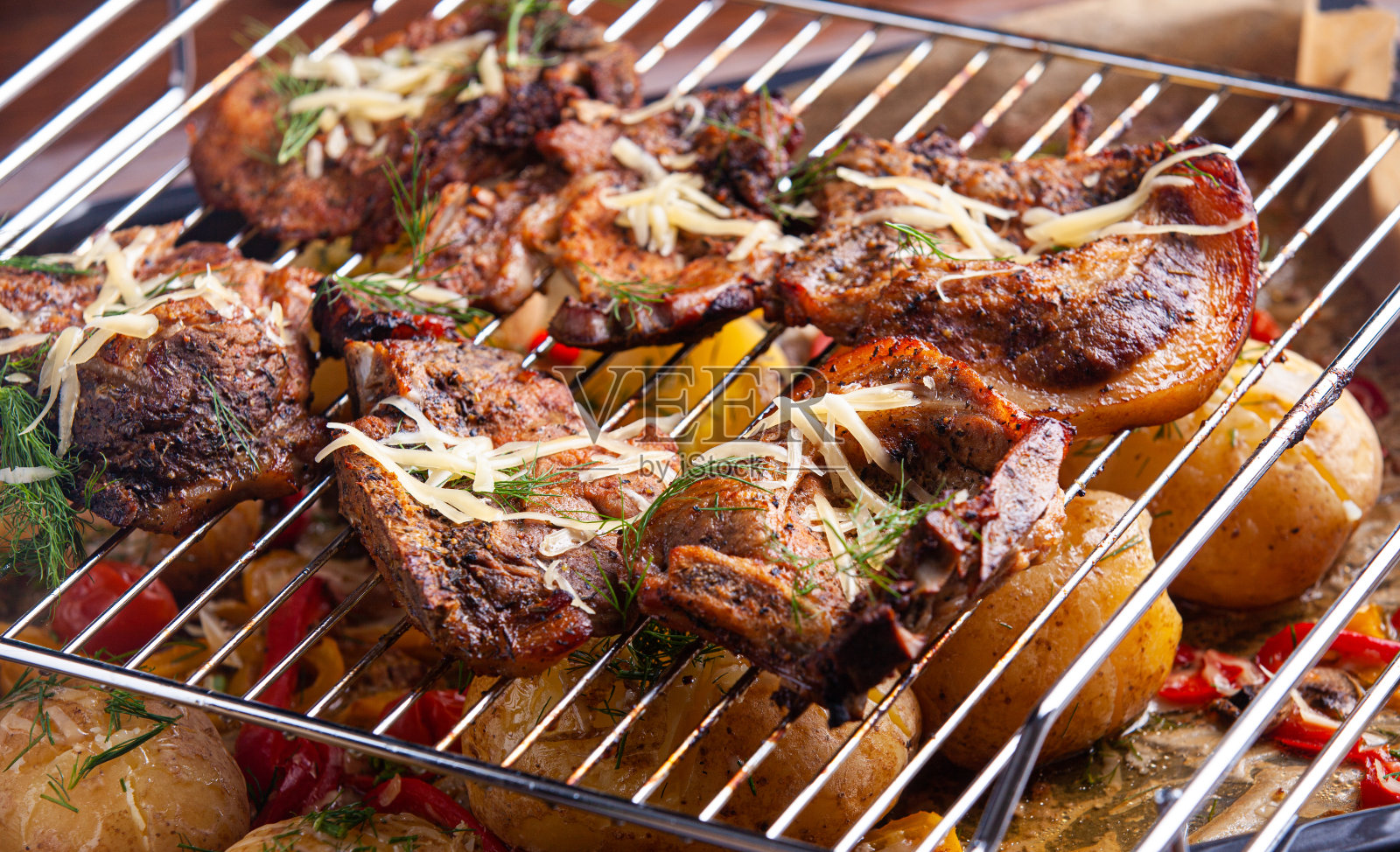 烤猪排配蔬菜串照片摄影图片