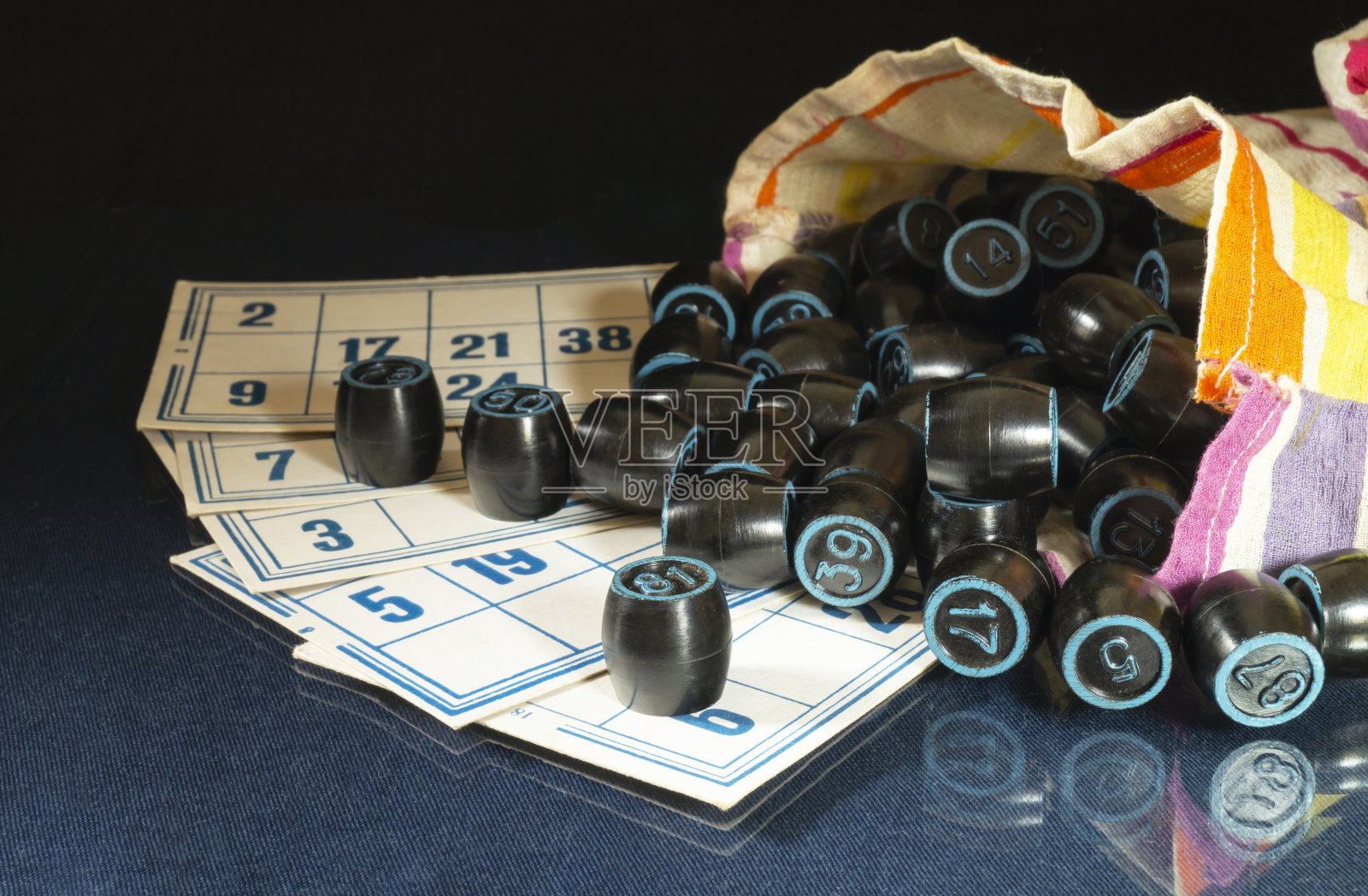 袋与桶纸卡的游戏乐透。照片摄影图片