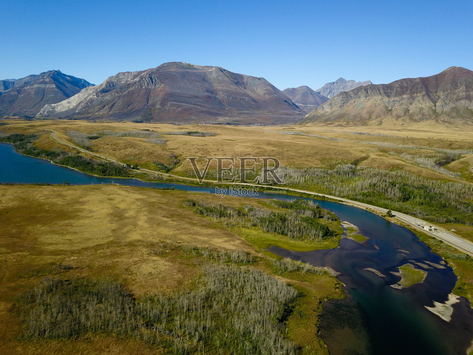 从路边看沃特顿。沃特顿湖国家公园，阿尔伯塔，加拿大照片摄影图片