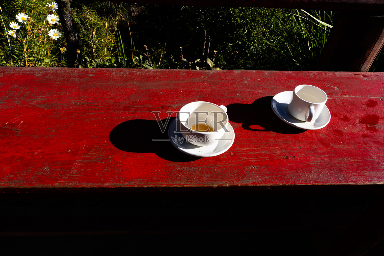 红色的木凳上放着空茶杯照片摄影图片