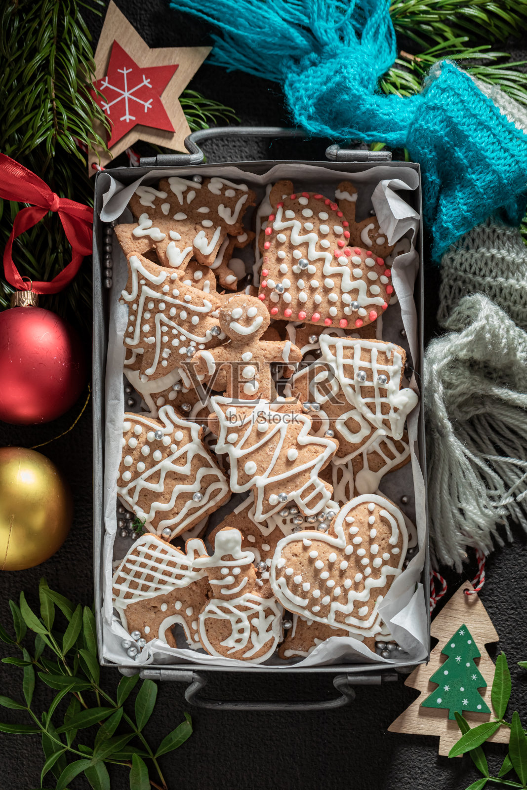 自制的圣诞姜饼，装在一个小金属盒子里照片摄影图片