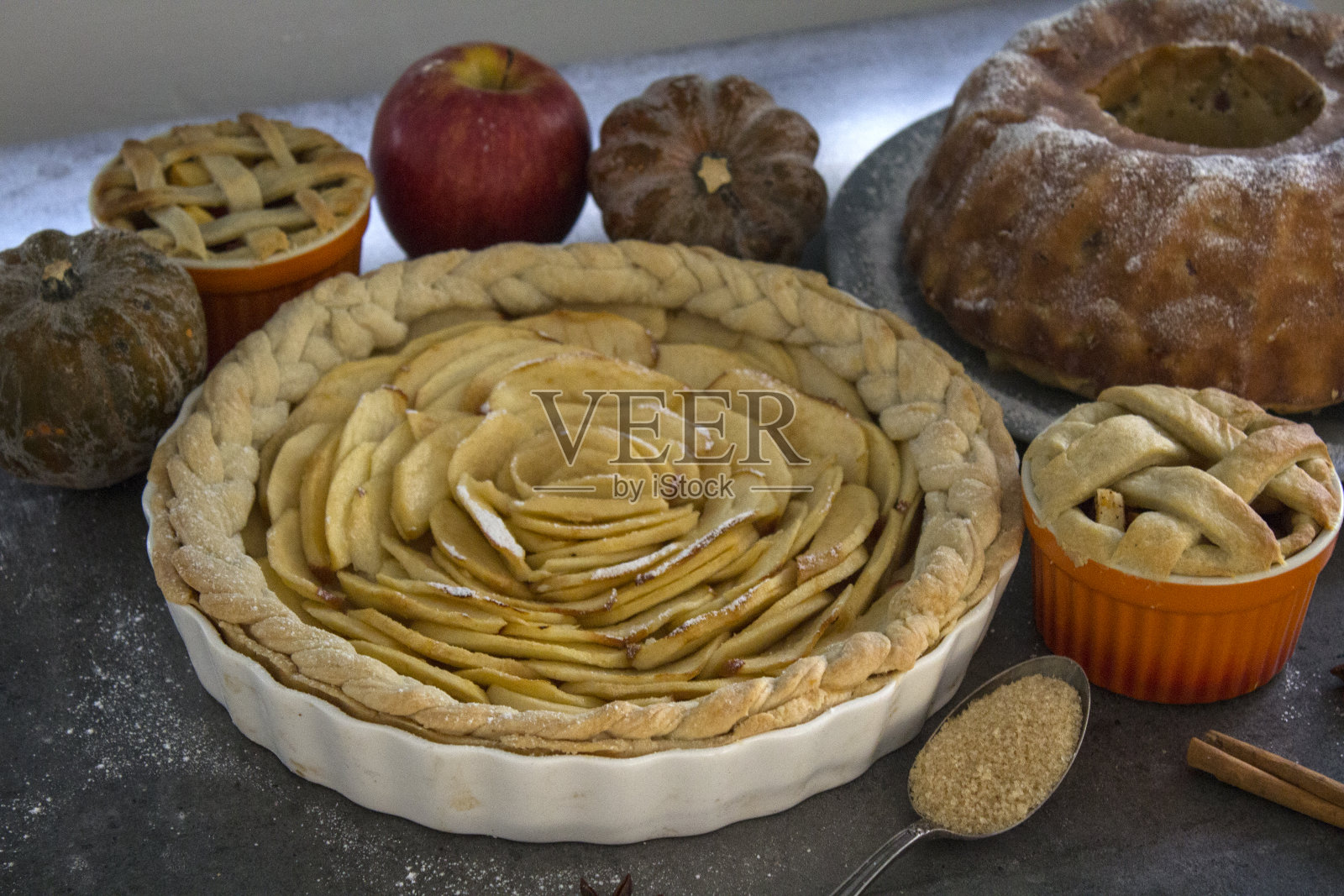 餐桌上的什锦苹果挞照片摄影图片