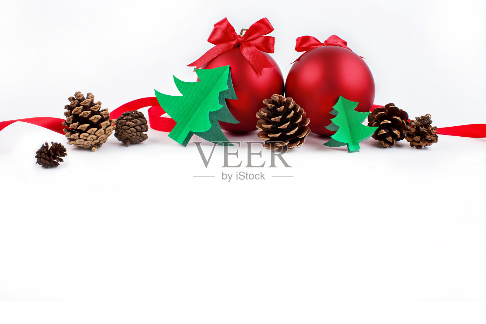 白色背景上的圣诞装饰品照片摄影图片