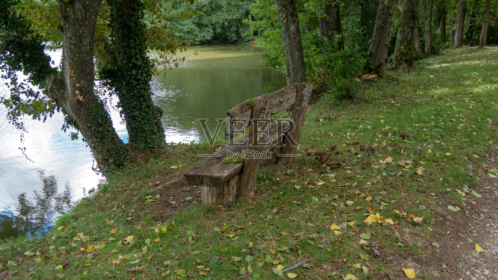 湖边的旧木凳照片摄影图片