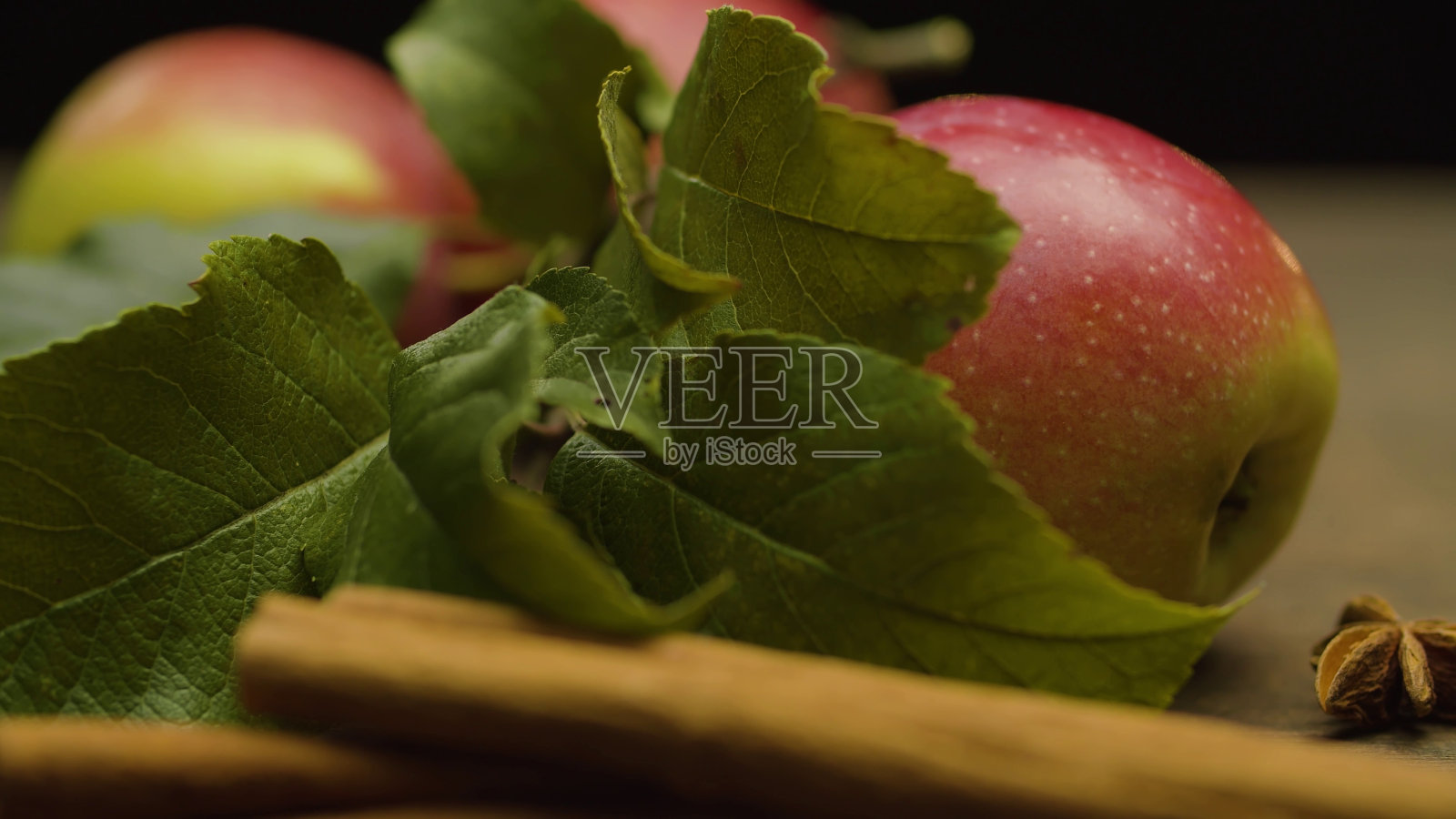 带叶子和香料的苹果照片摄影图片