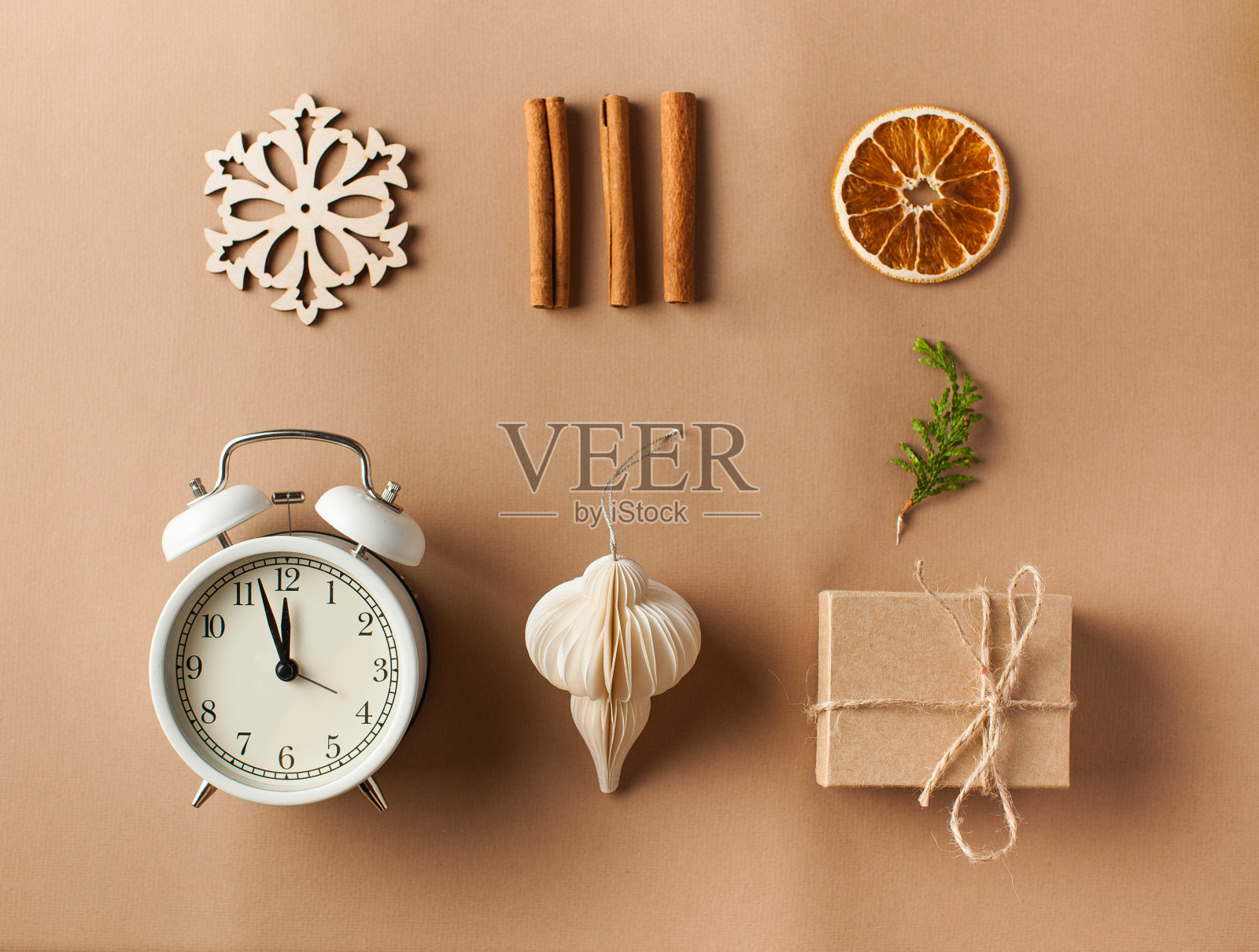 圣诞贺卡。在除夕和圣诞节用自己的双手准备礼物的概念照片摄影图片