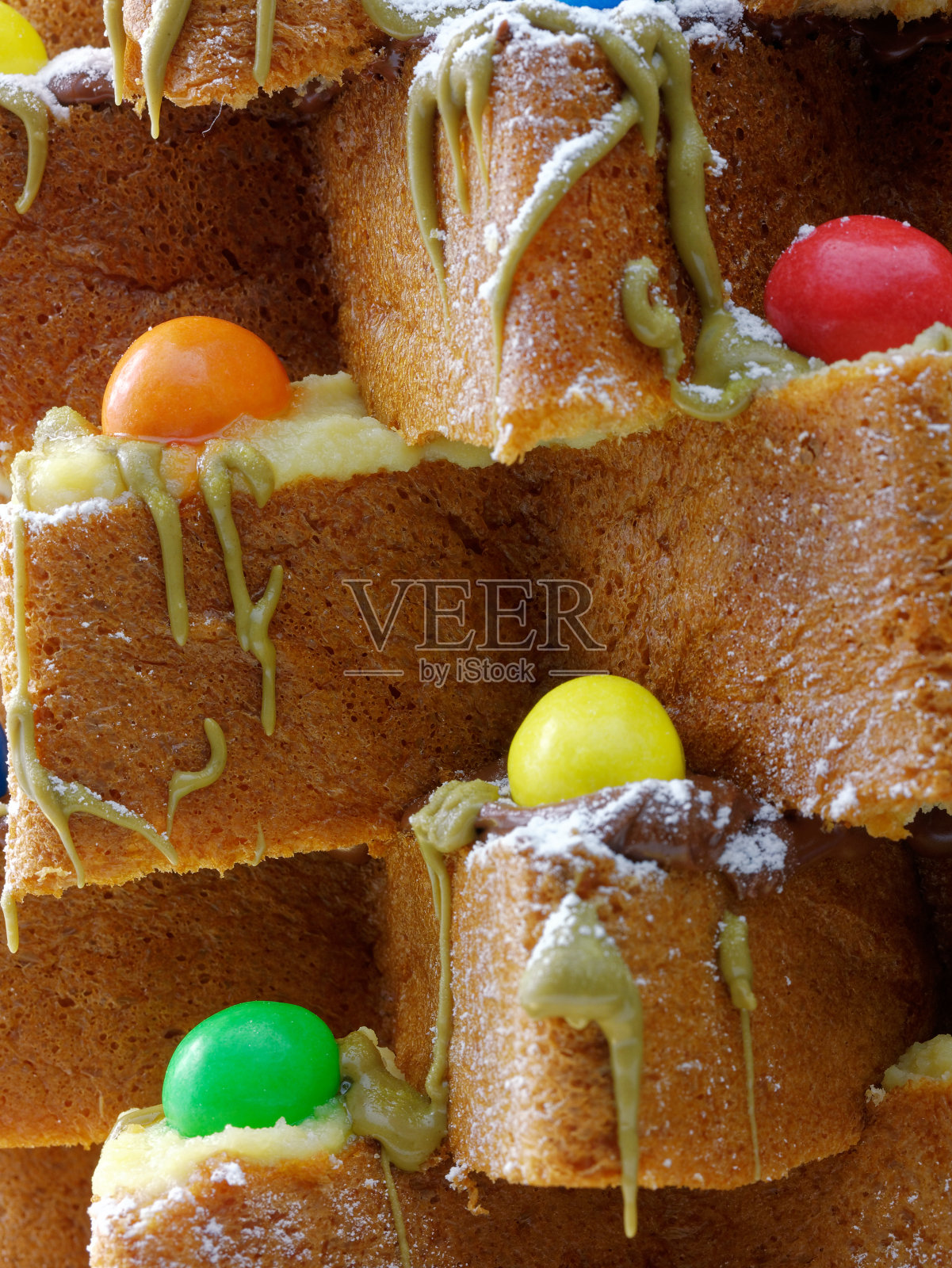 潘多拉传统意大利圣诞巧克力装饰蛋糕特写。冬季的传统意大利食物照片摄影图片