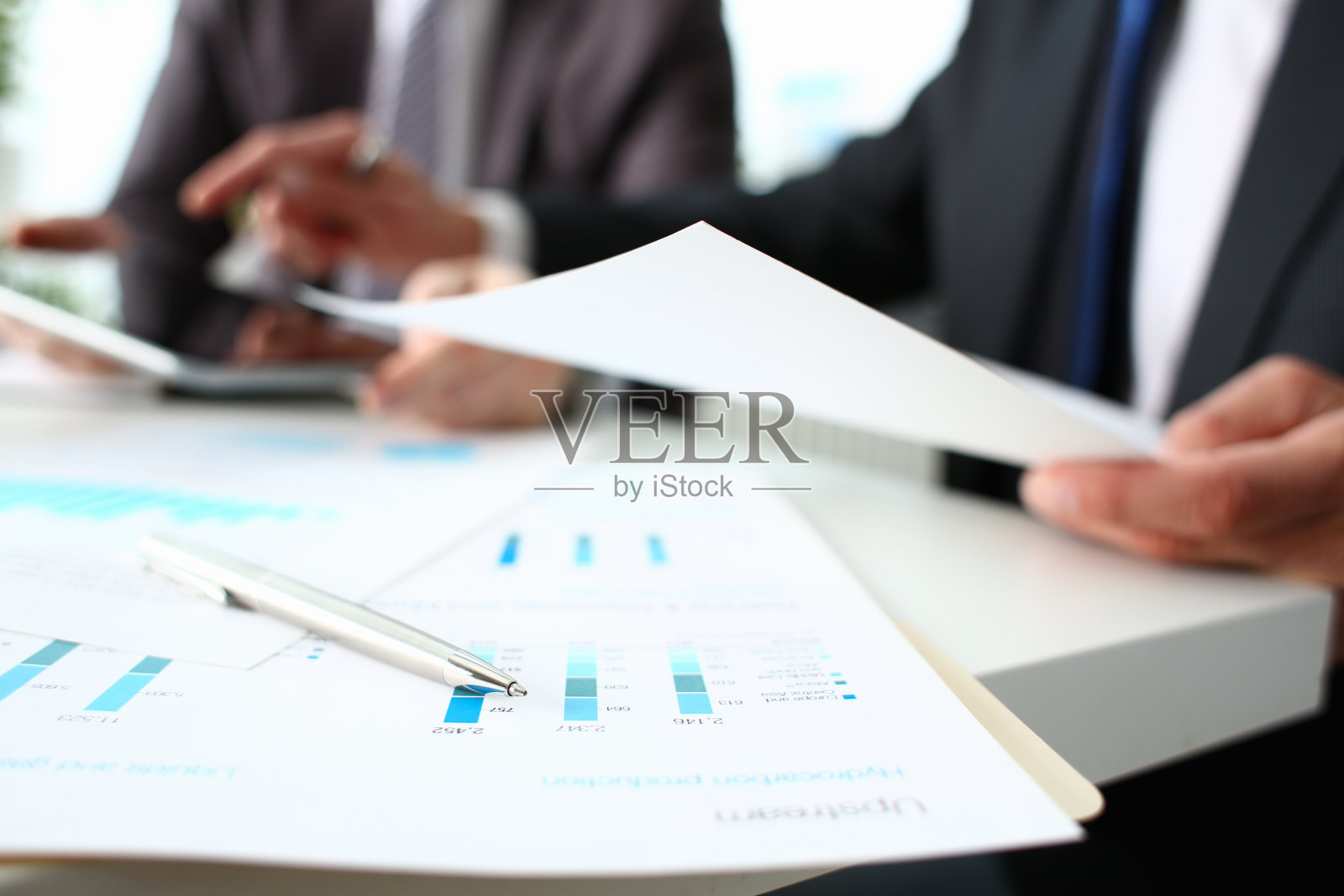 在办公室处理文件的商务人员照片摄影图片