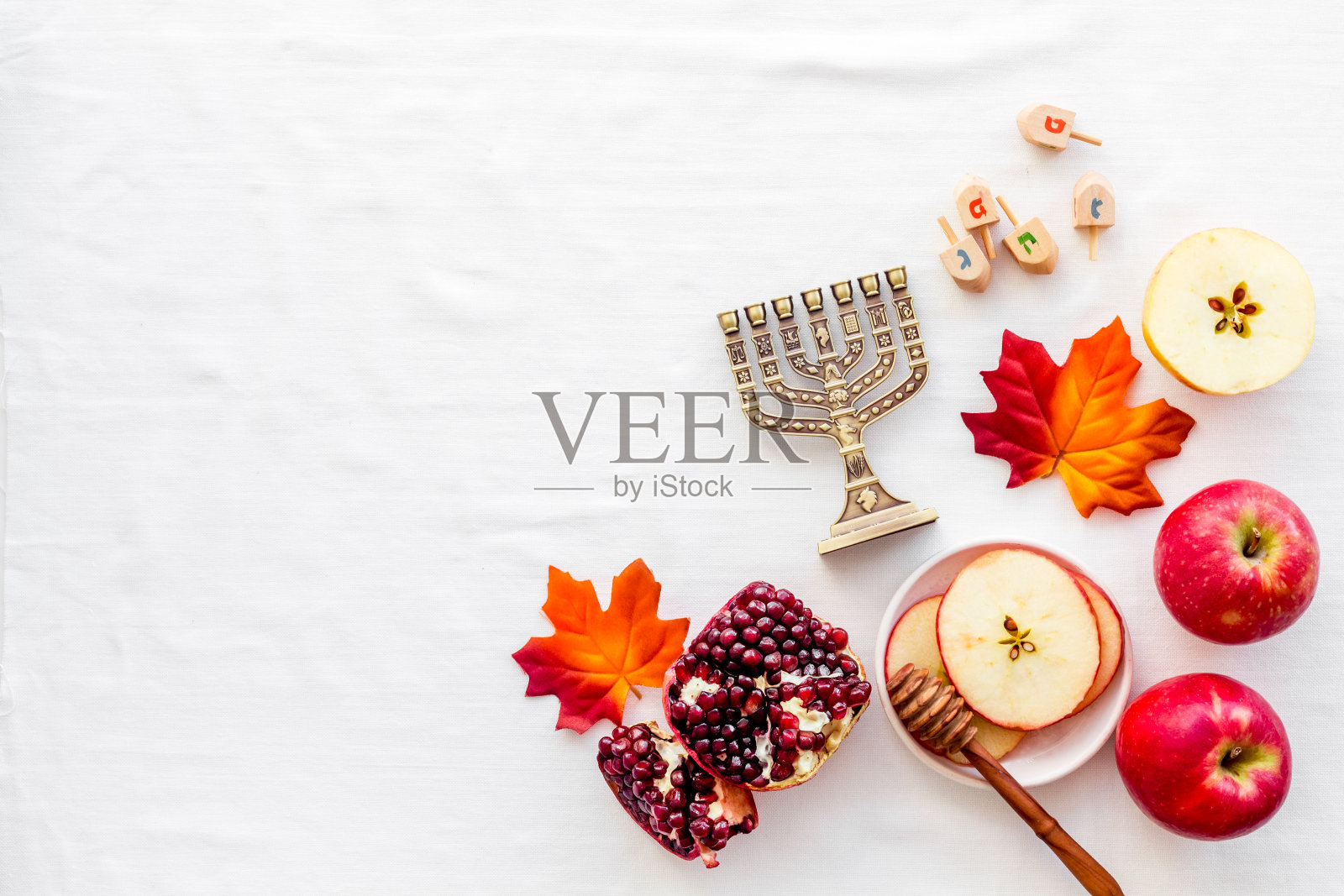 犹太节日的犹太美食-苹果蜂蜜和石榴，俯视图照片摄影图片