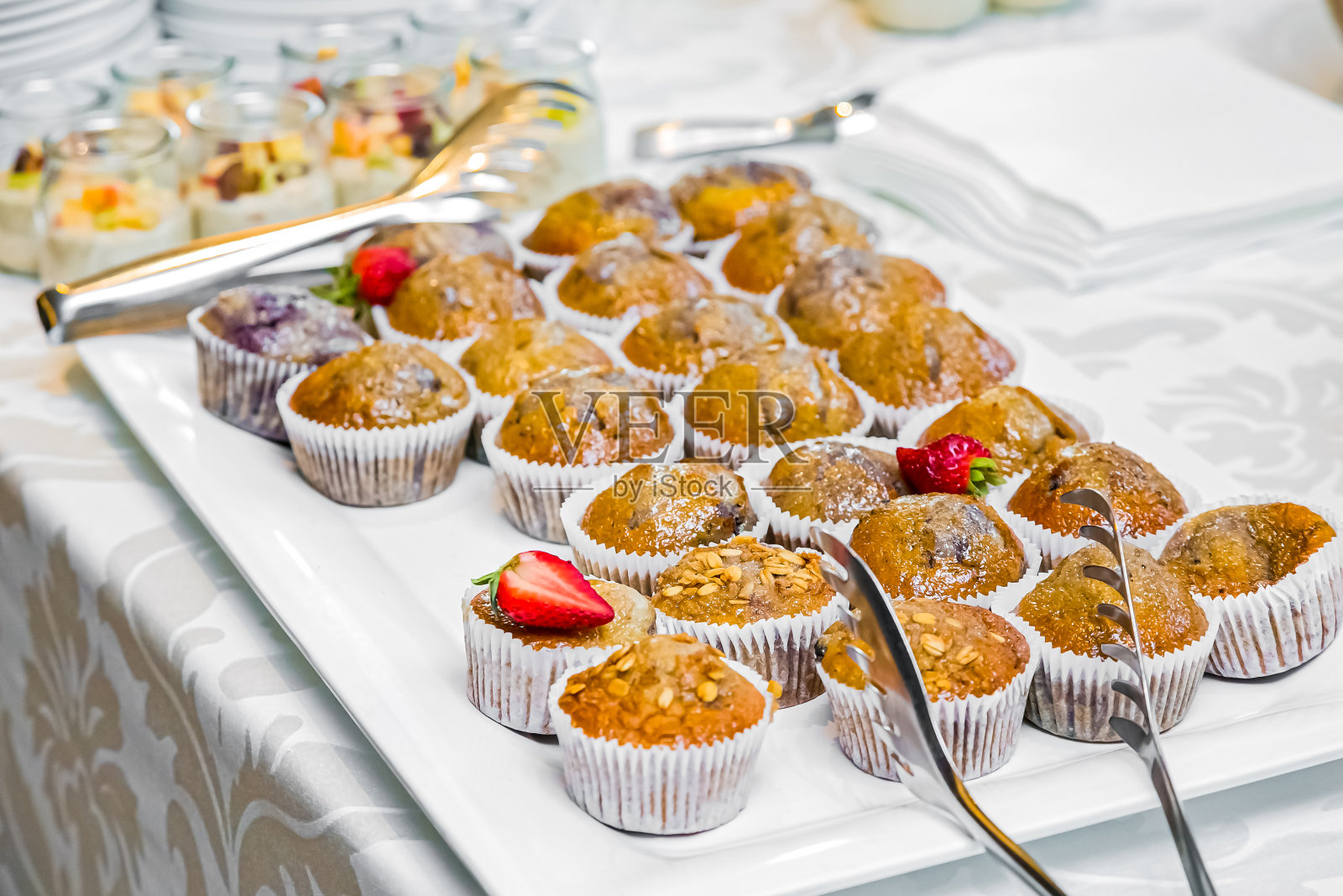 供应餐的白色早餐松饼照片摄影图片