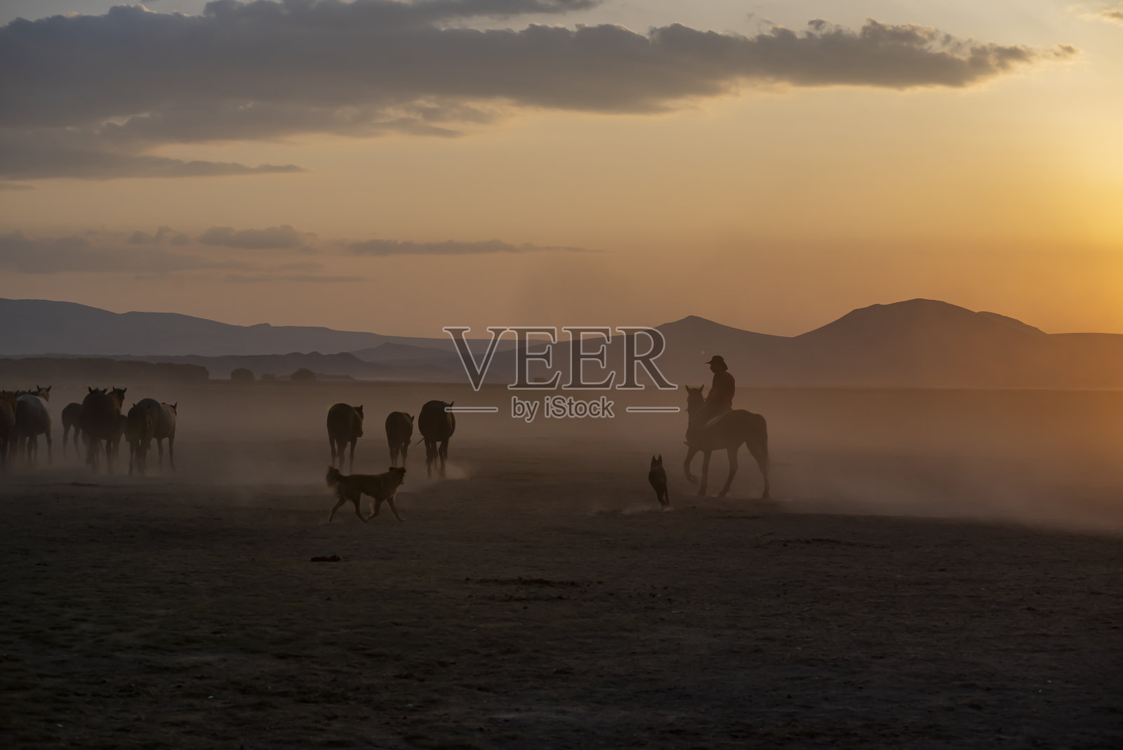 在土耳其卡帕多西亚和开塞里之间的Hormetci村附近照片摄影图片