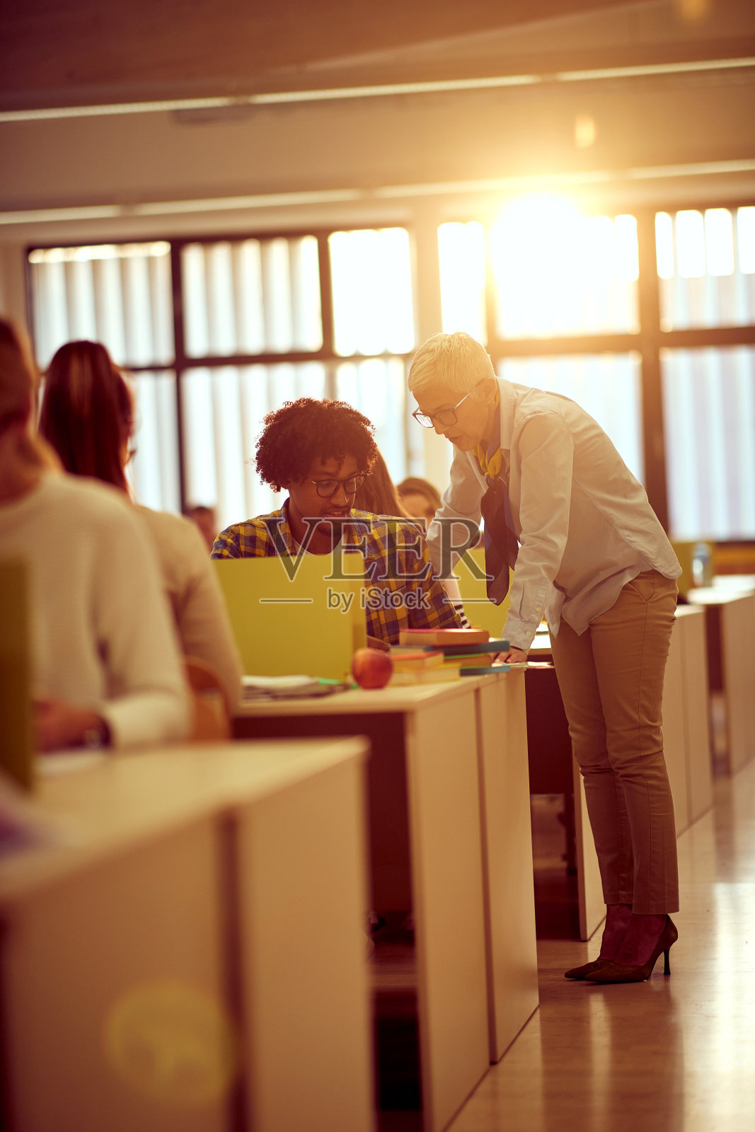 女教授帮助学生上课照片摄影图片