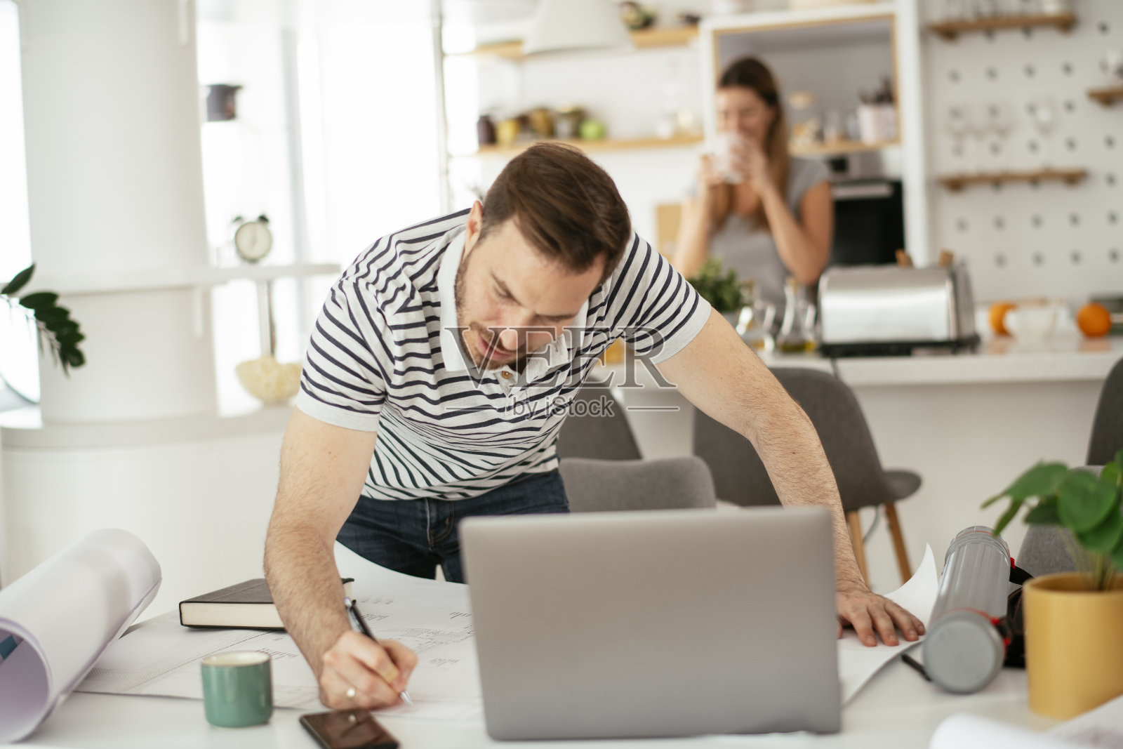 帅哥在家工作。照片摄影图片