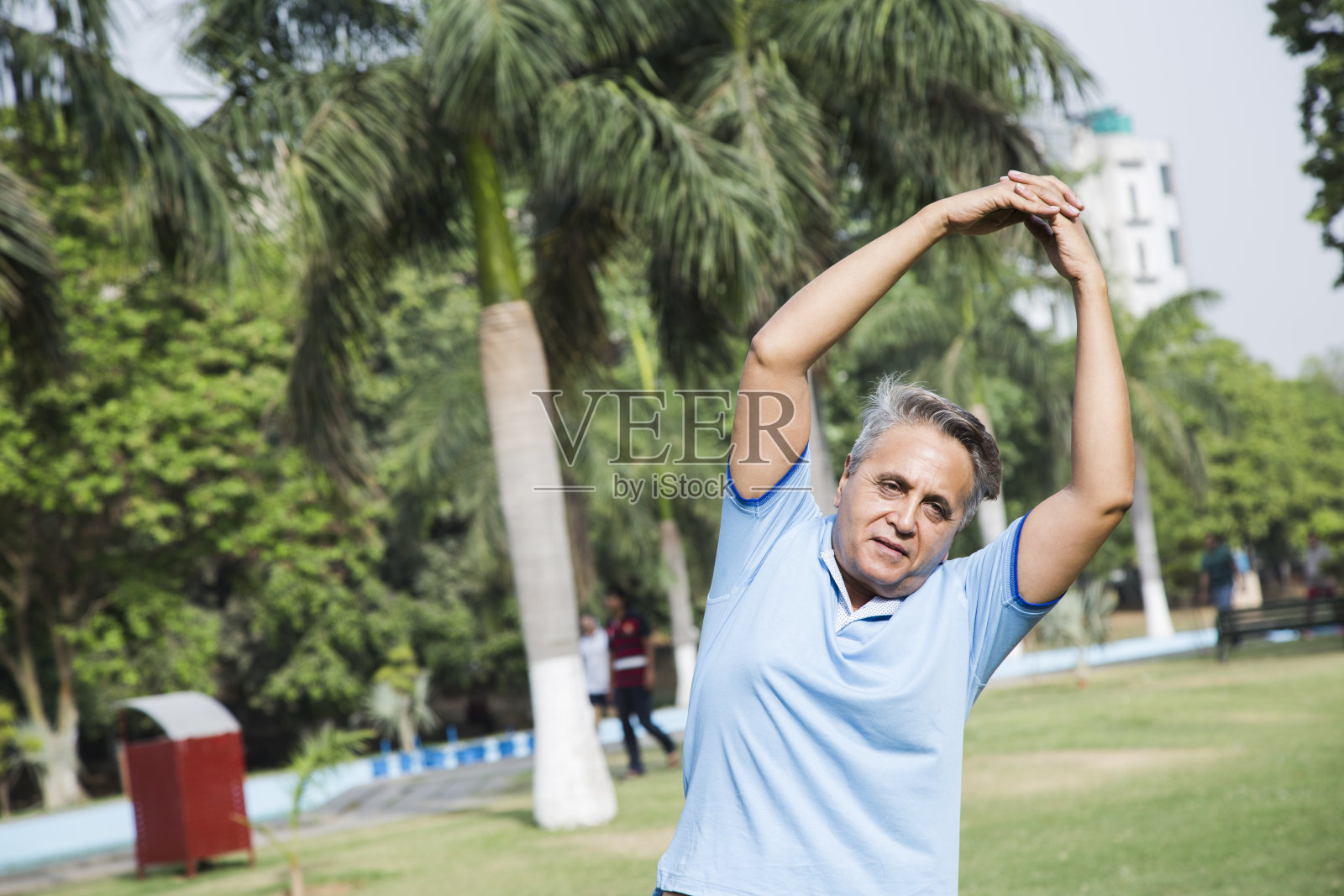 公园里的老人照片摄影图片