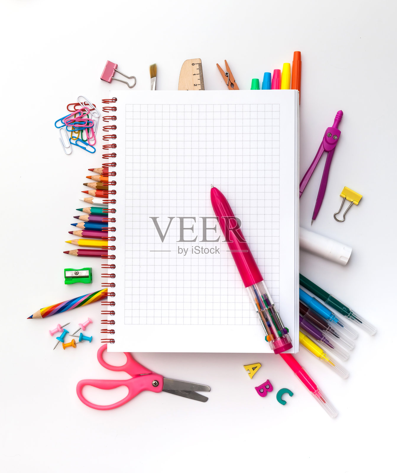 彩色学校用品上的空白方形笔记本照片摄影图片