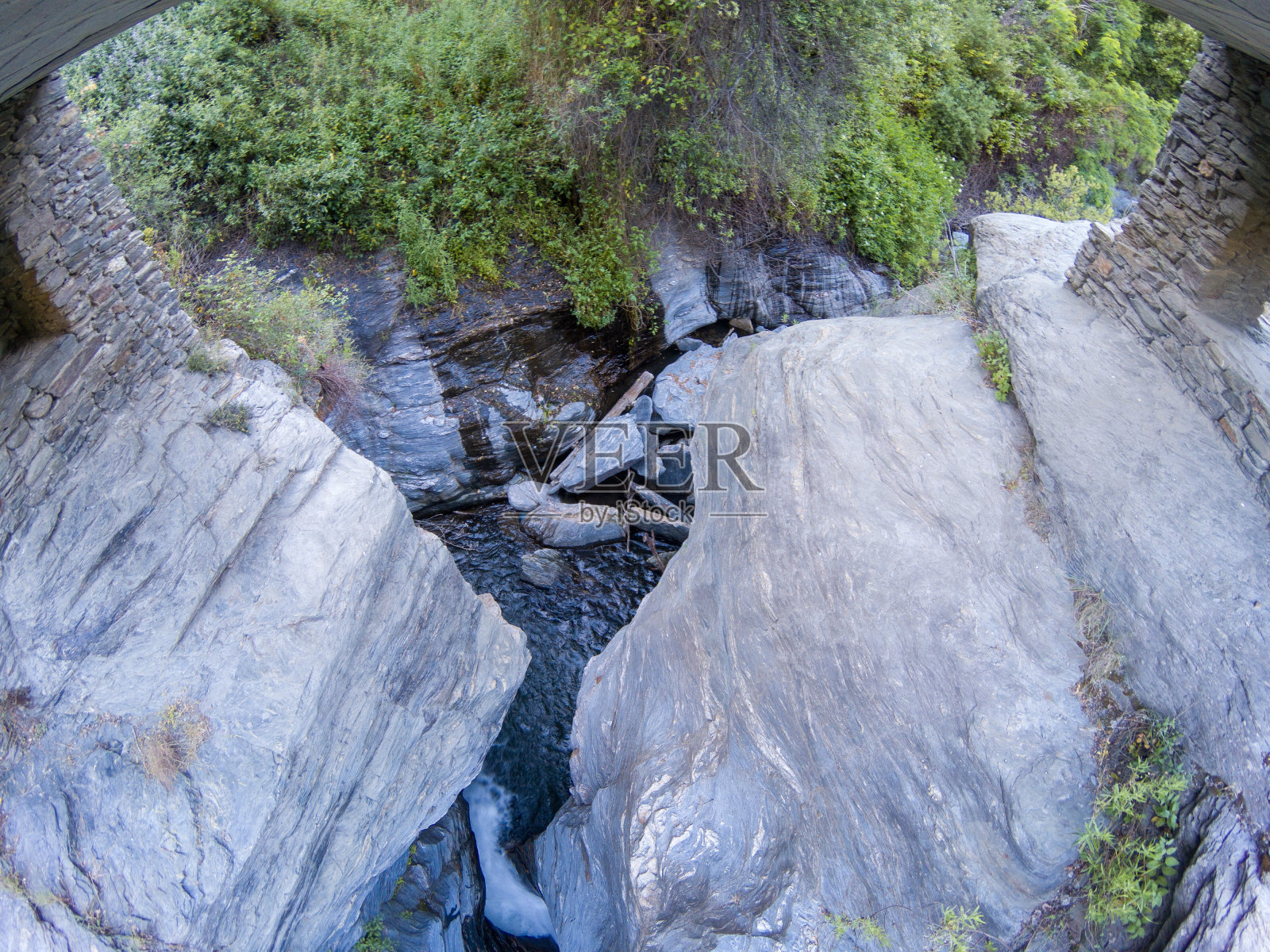 河水穿过岩石，有青草和石头照片摄影图片