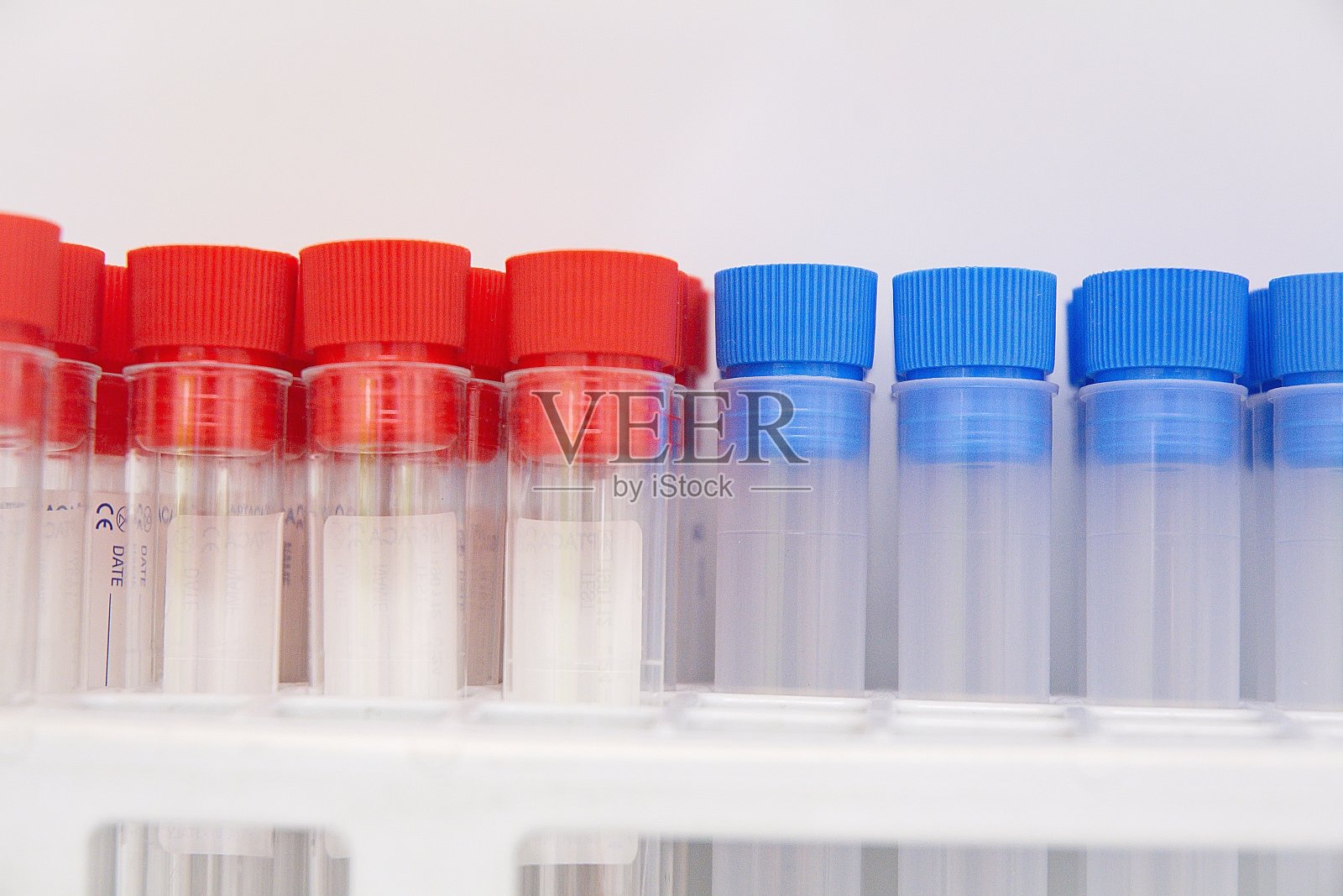 儿科医生办公室/诊所，有儿童候诊室。现代室内的白色和多彩的办公室照片摄影图片