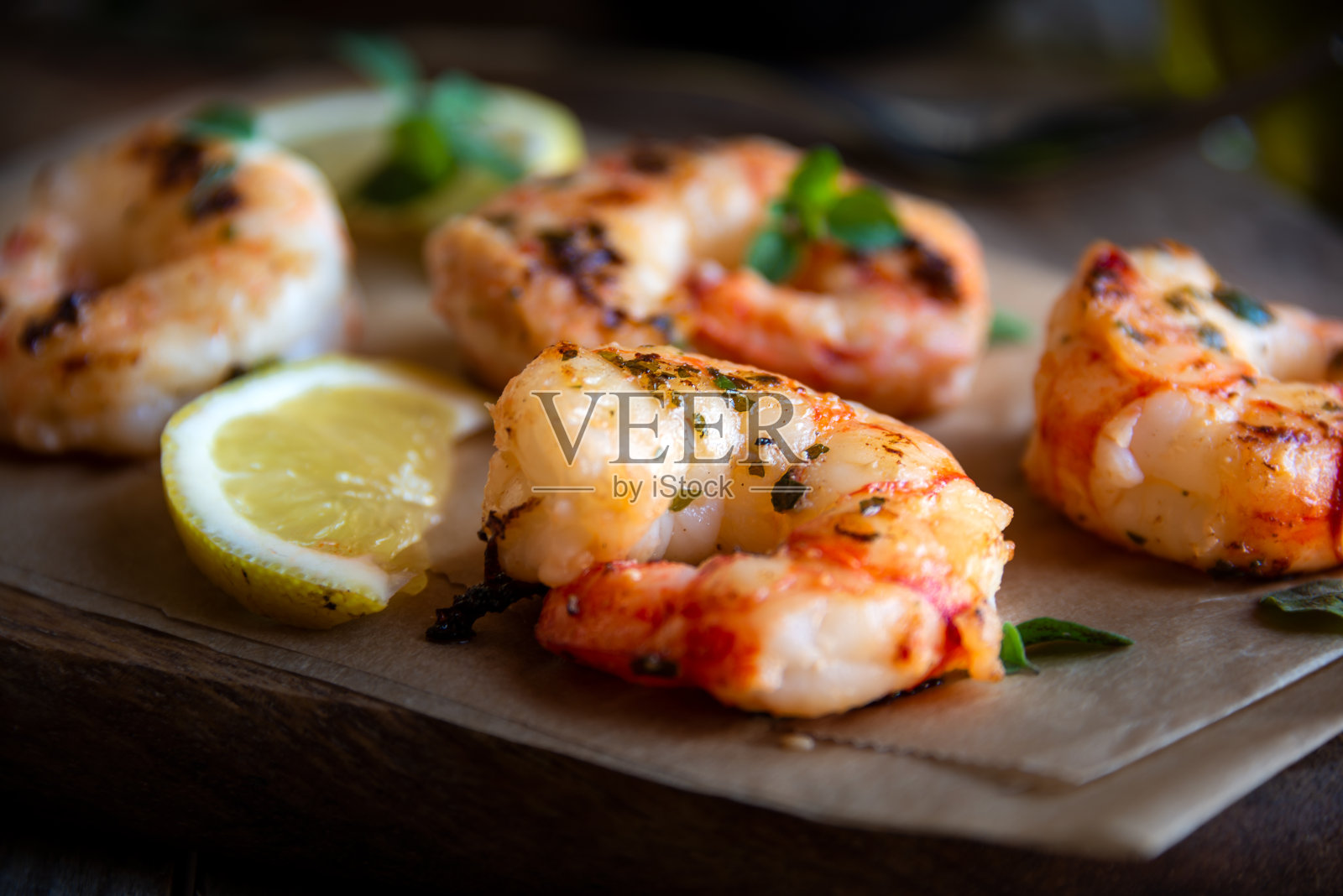 柠檬和香草烤虾，健康的海鲜餐照片摄影图片