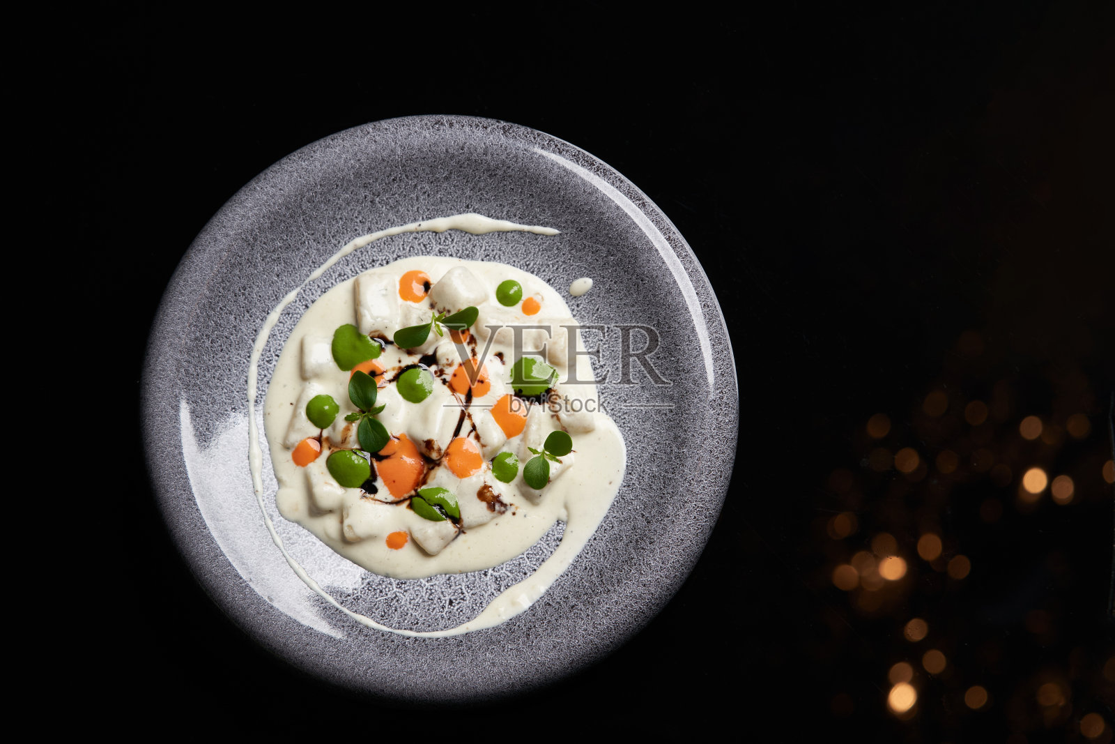 海鲜沙拉配炒扇贝和蔬菜照片摄影图片