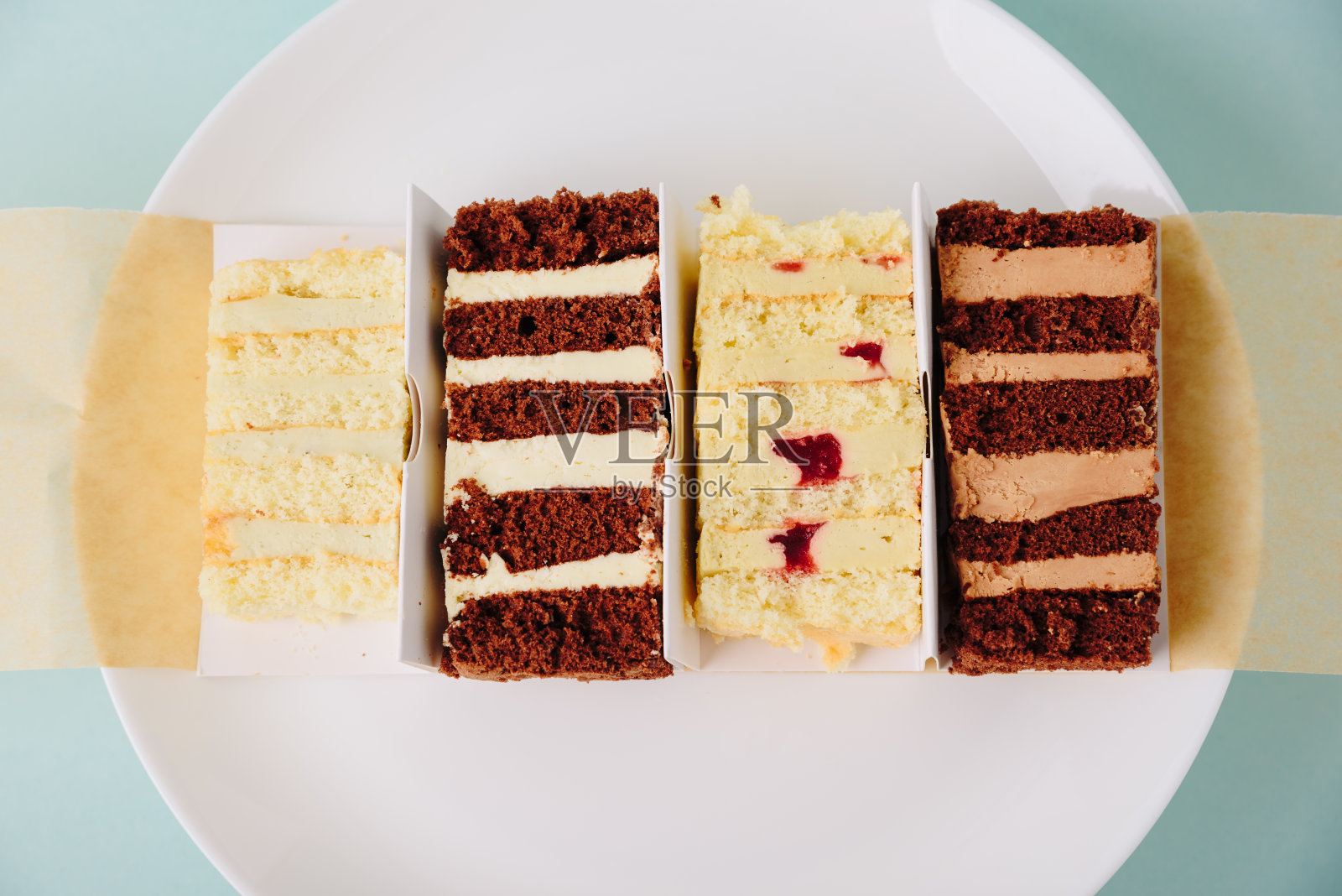 在浅色的背景上，白色的塔瑞克上的蛋糕照片摄影图片