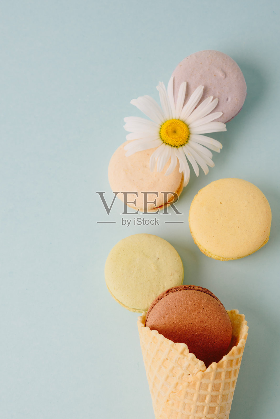 彩色的背景上有几个彩色的马卡龙蛋糕照片摄影图片