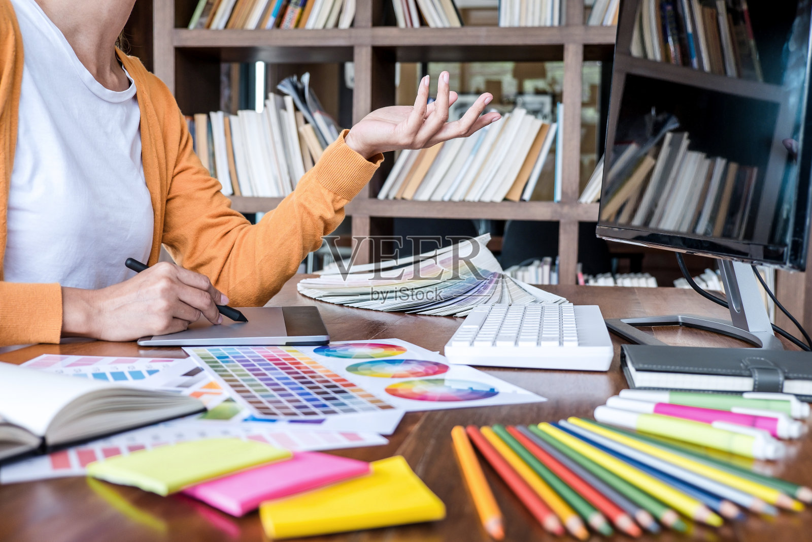 图像的女性创意平面设计师工作的颜色选择和绘图在工作场所的图形平板电脑与工作工具和配件照片摄影图片