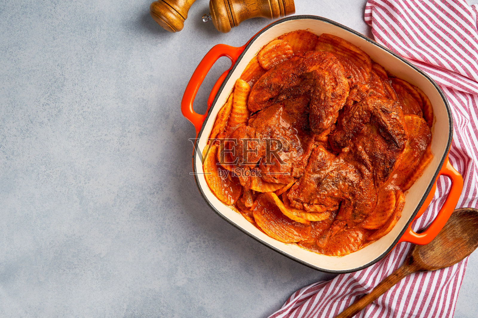 红汁土豆烤鸡。俯视图照片摄影图片