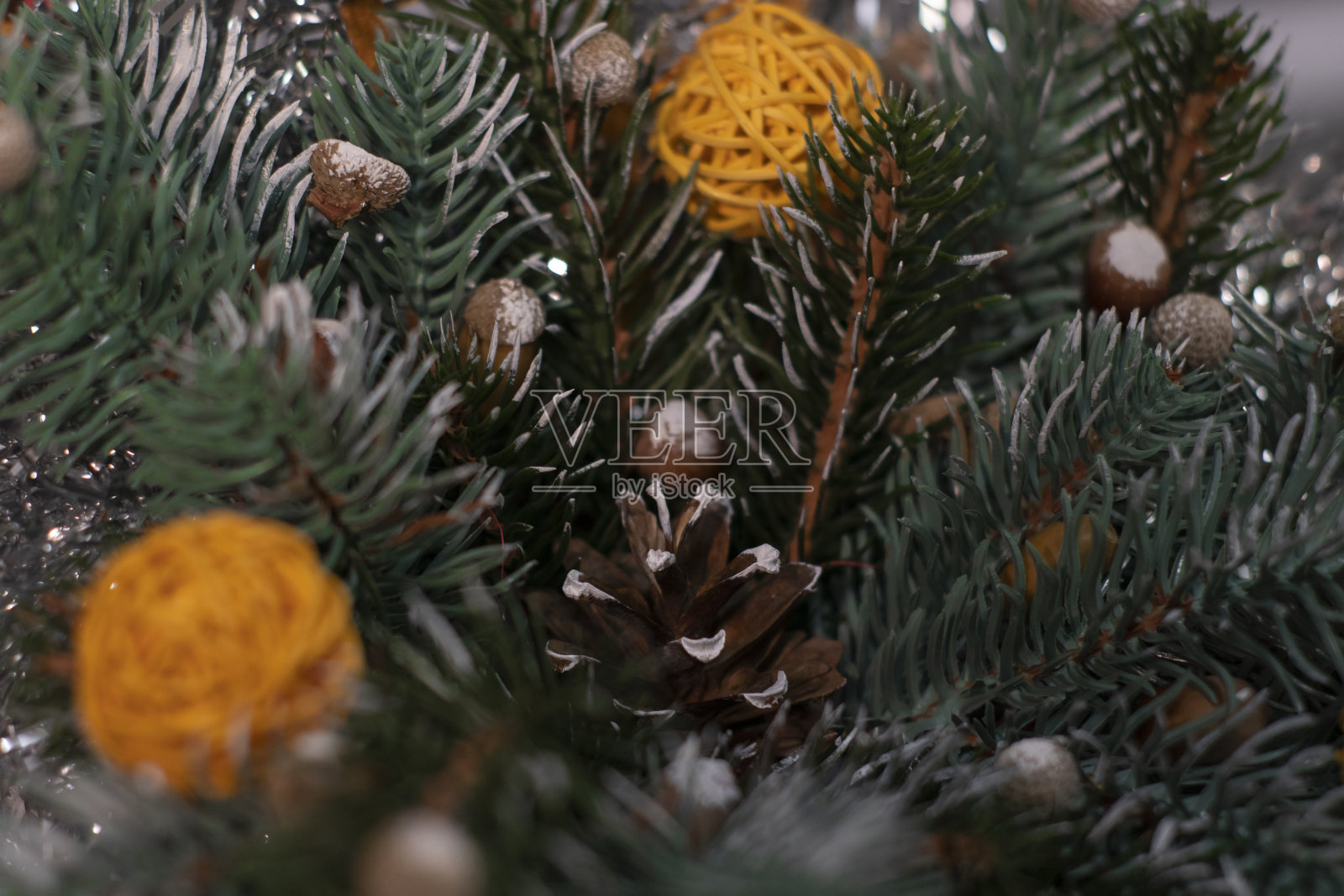 圣诞装饰。树枝和新年玩具，柳条球和金箔。模板卡和复制空间照片摄影图片