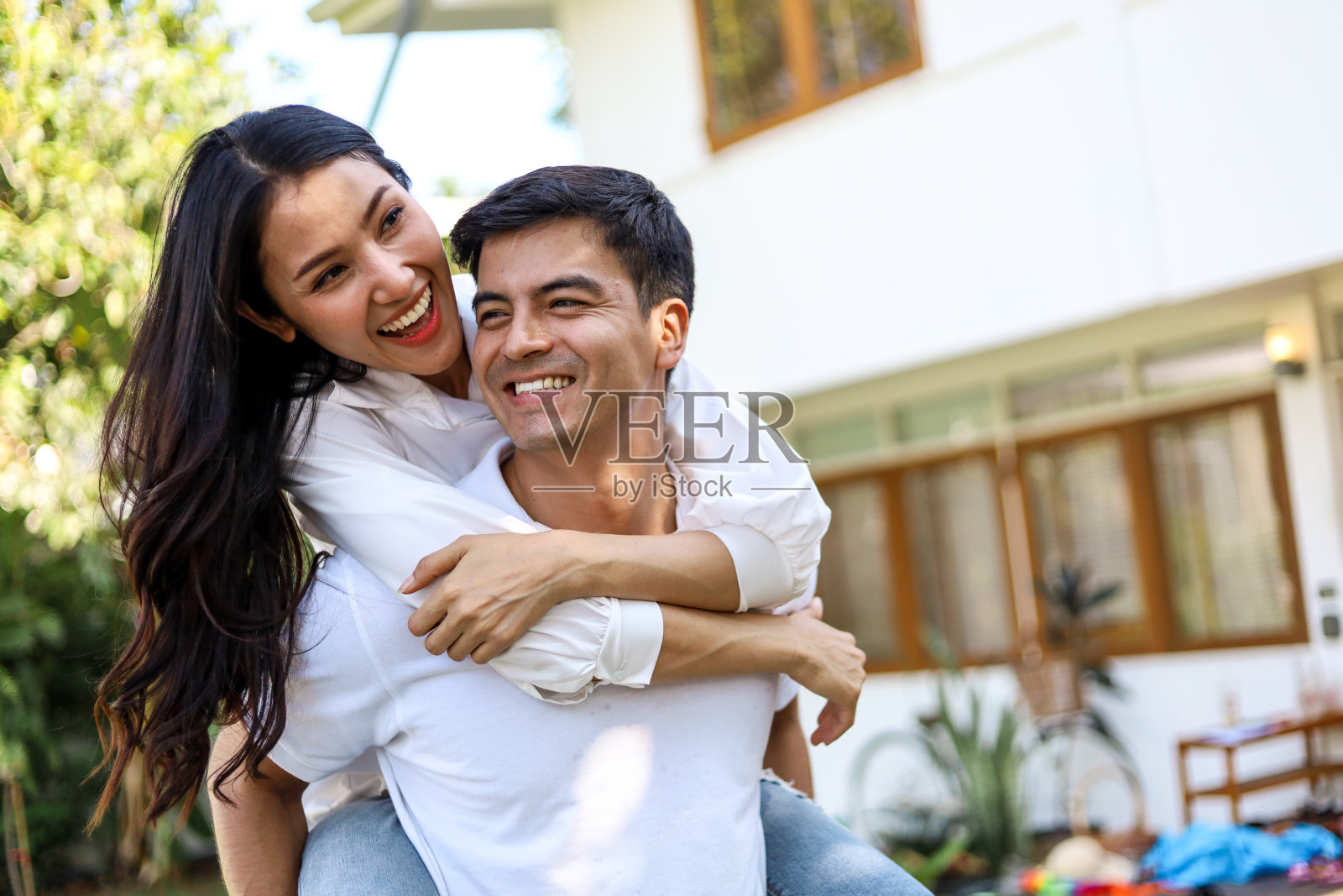 幸福年轻夫妇一家在花园公园度假周末放松。照片摄影图片