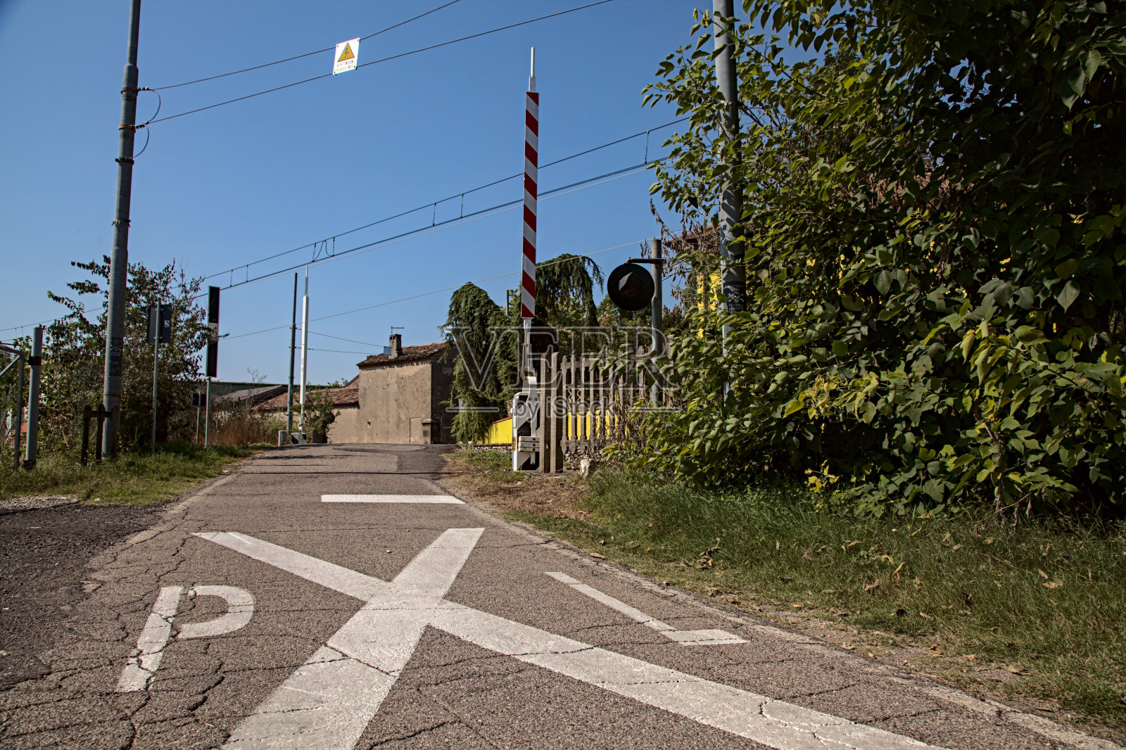 在一个晴朗的夏日，铁路在乡村过境照片摄影图片