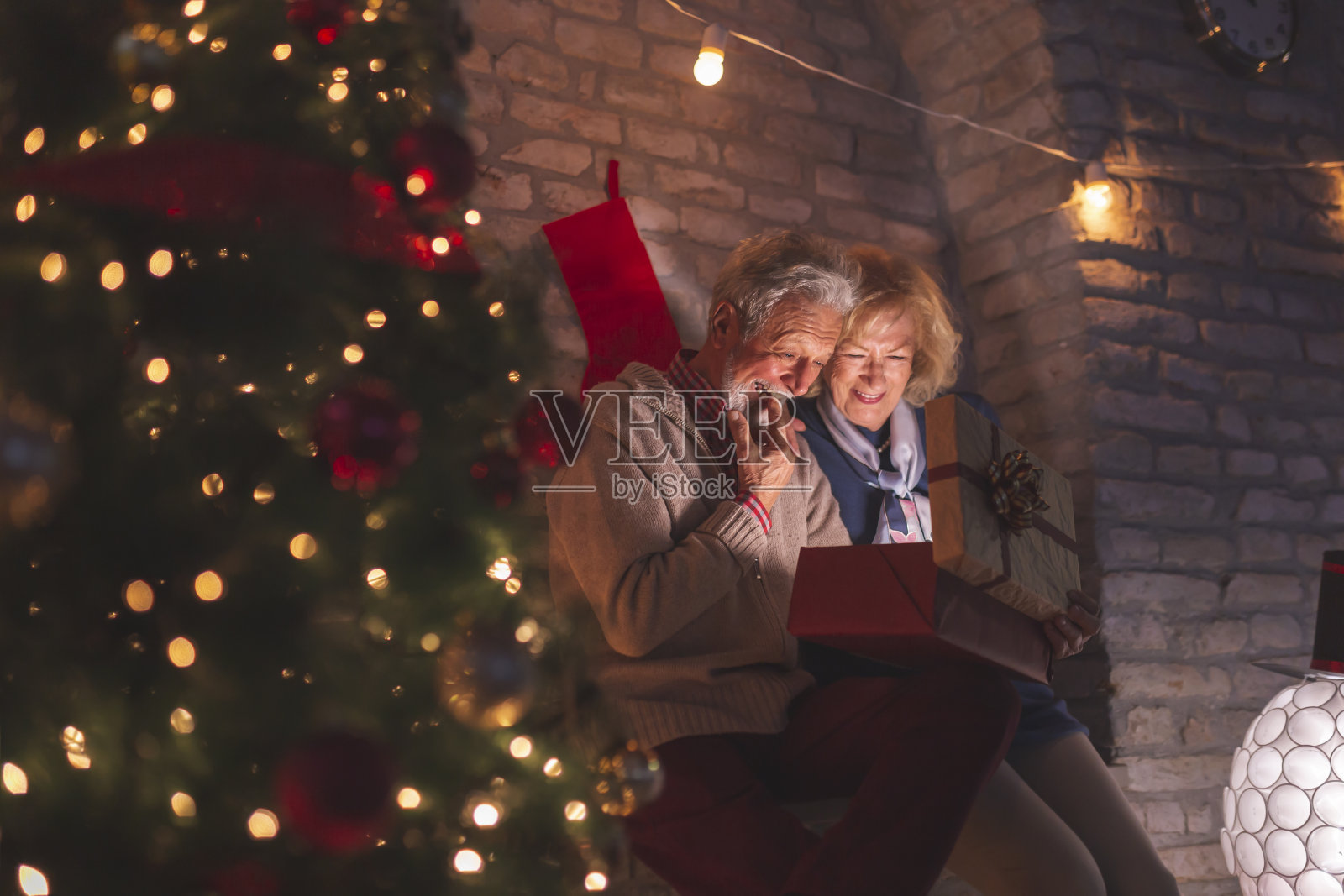 老夫妇打开圣诞礼物照片摄影图片