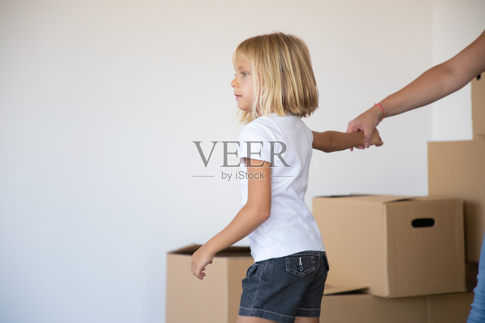 漂亮的金发女孩带着她的妈妈参观新公寓照片摄影图片