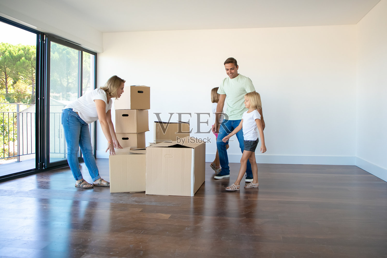 快乐的父母和女儿打开盒子照片摄影图片