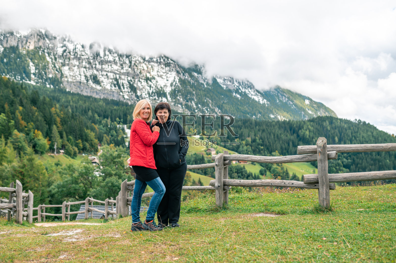 山里的两个女人照片摄影图片