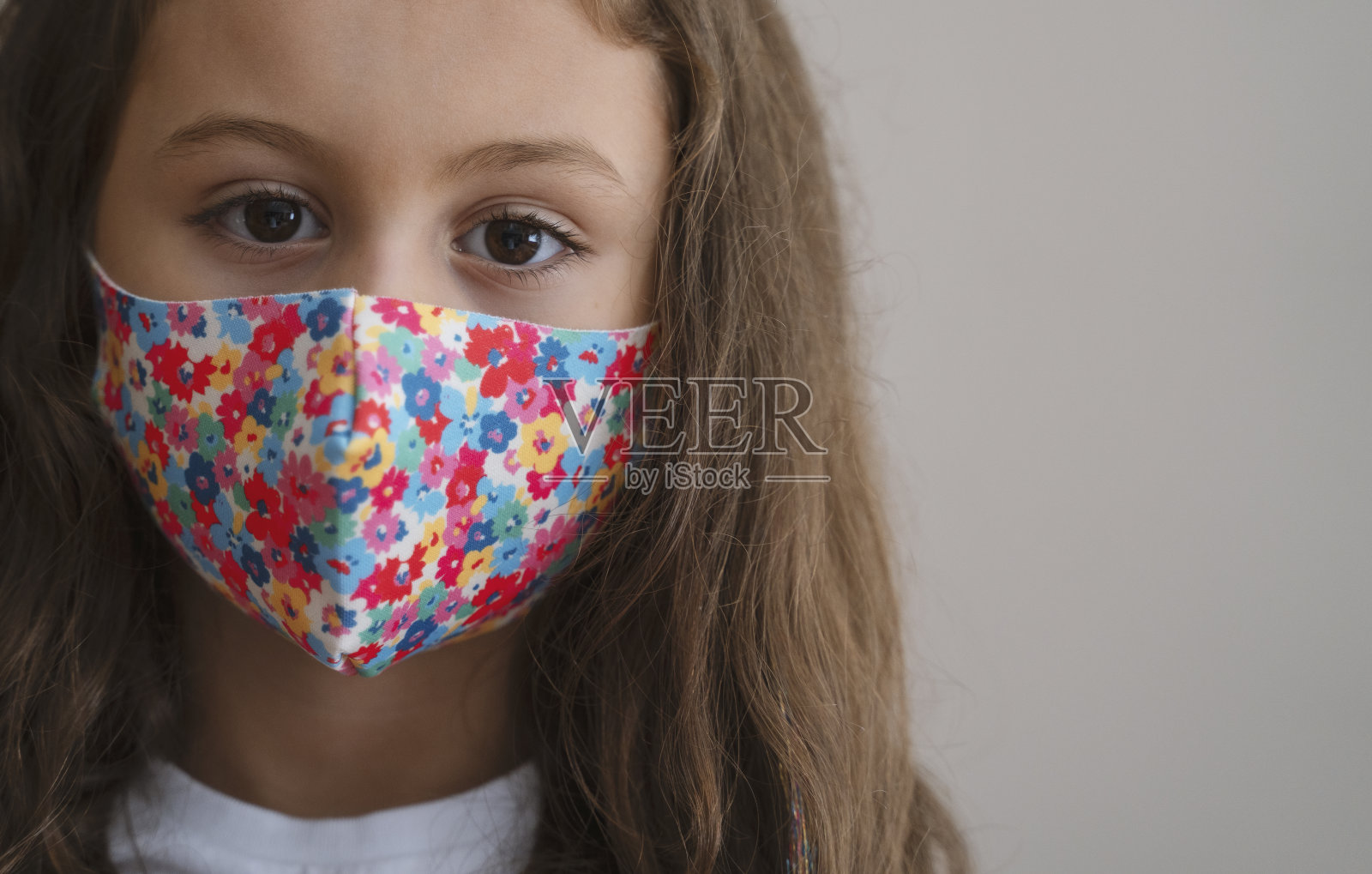 8岁可爱的小女孩在隔离期间戴着自制的防护口罩照片摄影图片