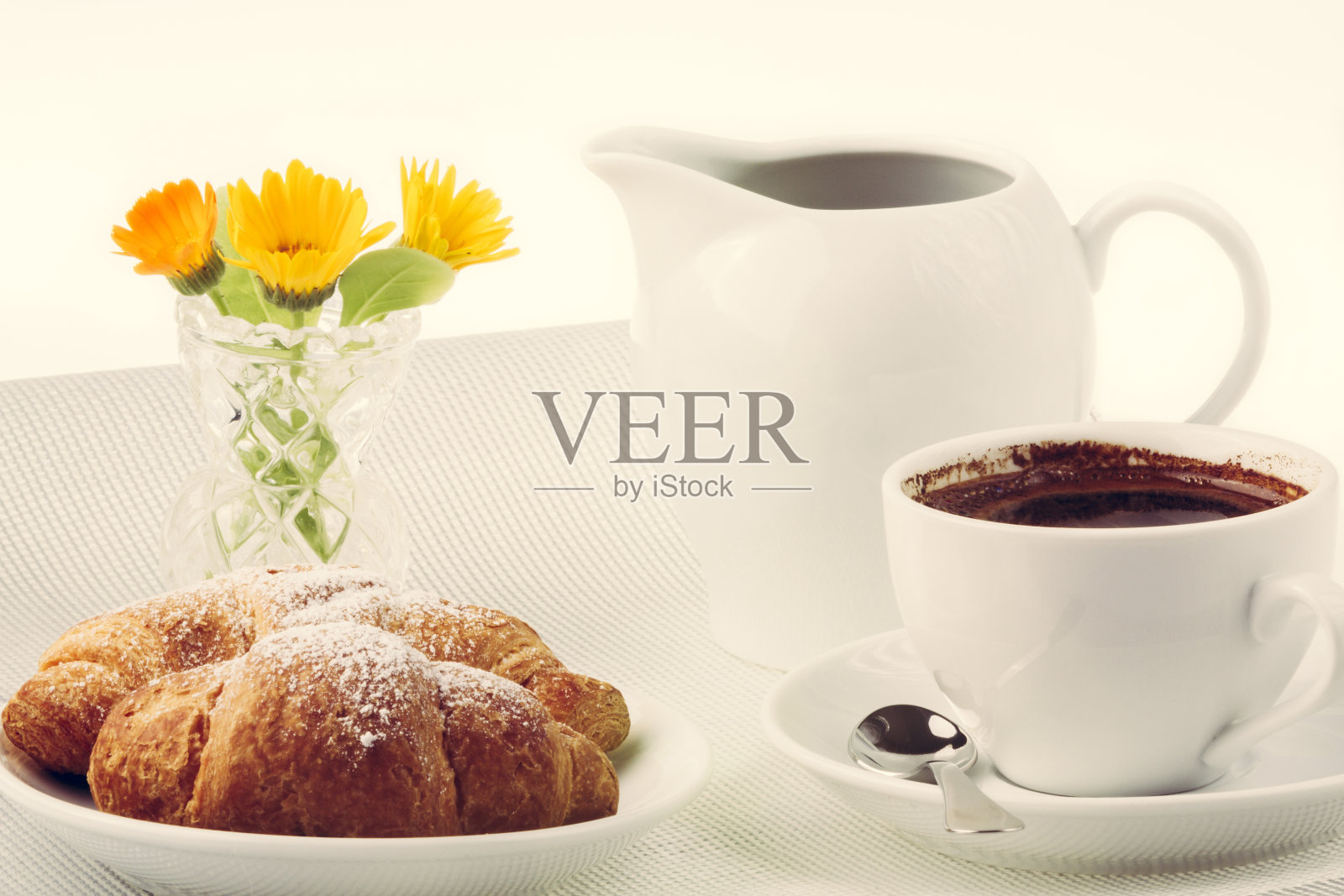 早餐，咖啡和羊角面包照片摄影图片