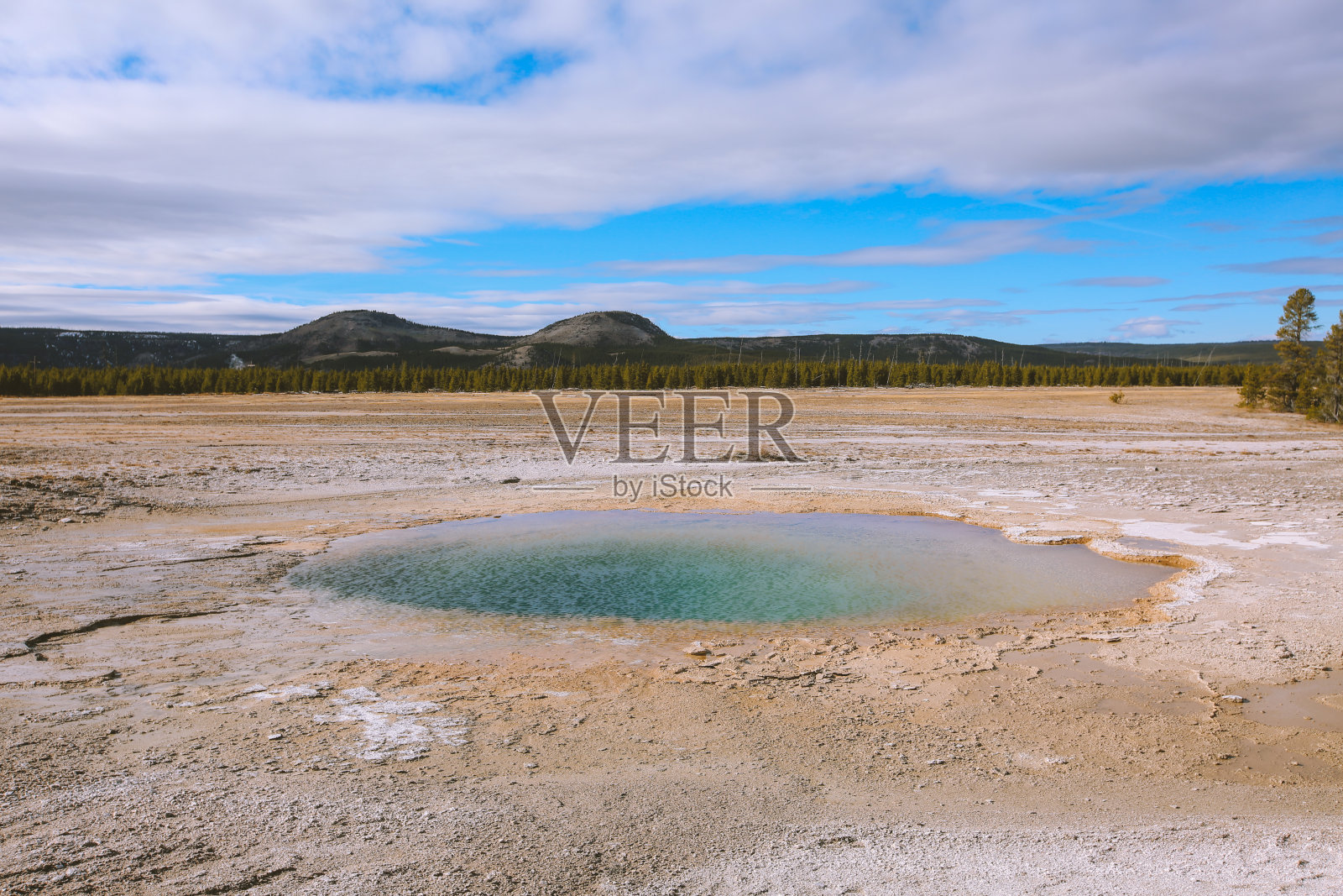 黄石国家公园的黑蛋白石池照片摄影图片