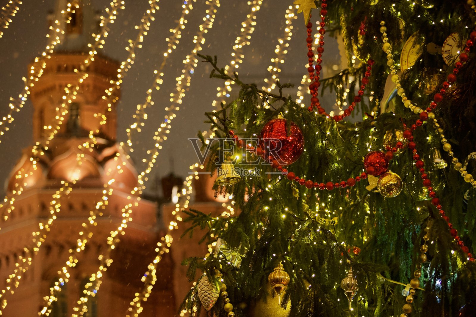 圣诞集市装饰着美丽多彩的圣诞装饰品照片摄影图片