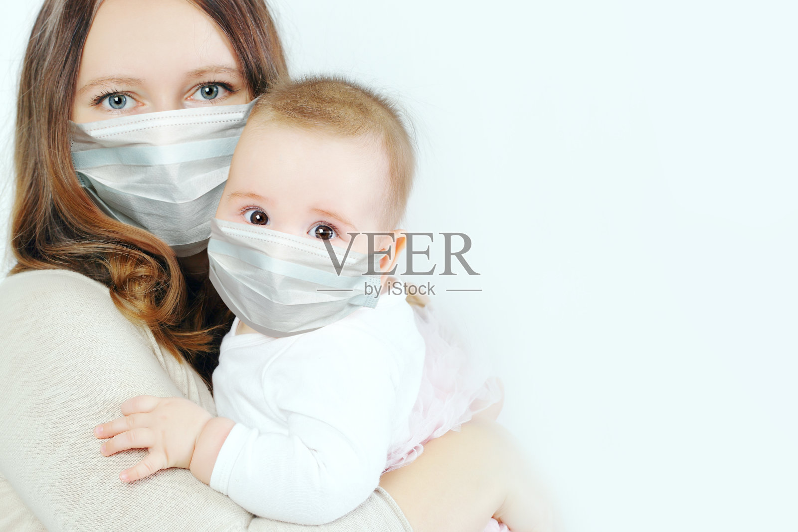 小婴儿和母亲在医疗防护口罩在白色背景照片摄影图片