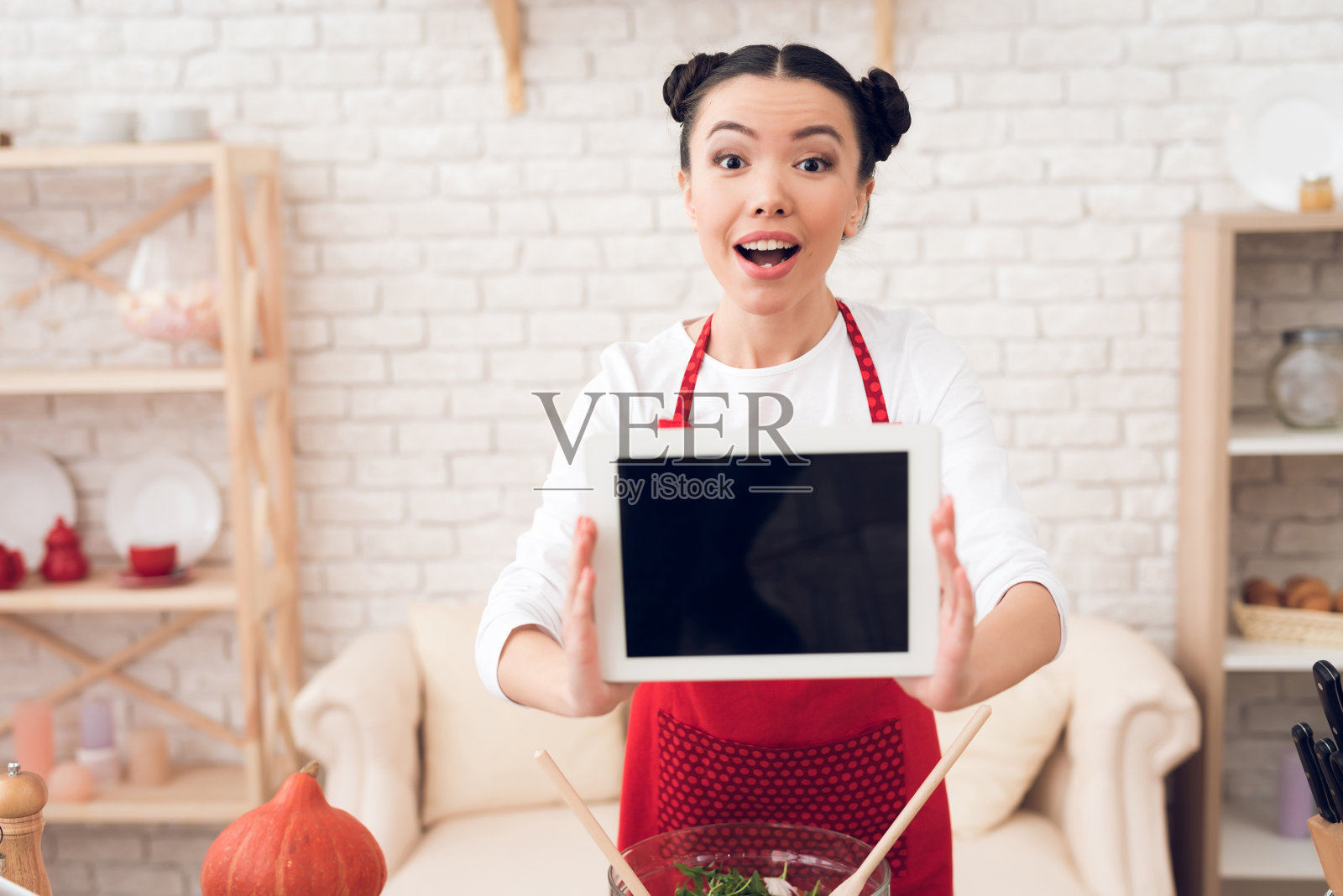 有碑文或签名的女孩。照片摄影图片