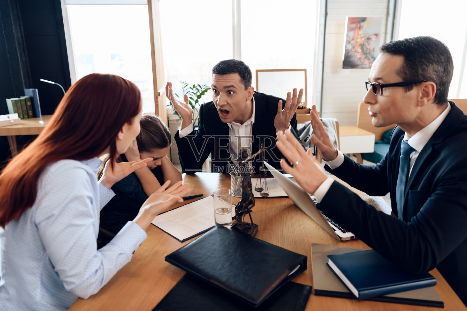 父母吵架时，小女孩不听。照片摄影图片